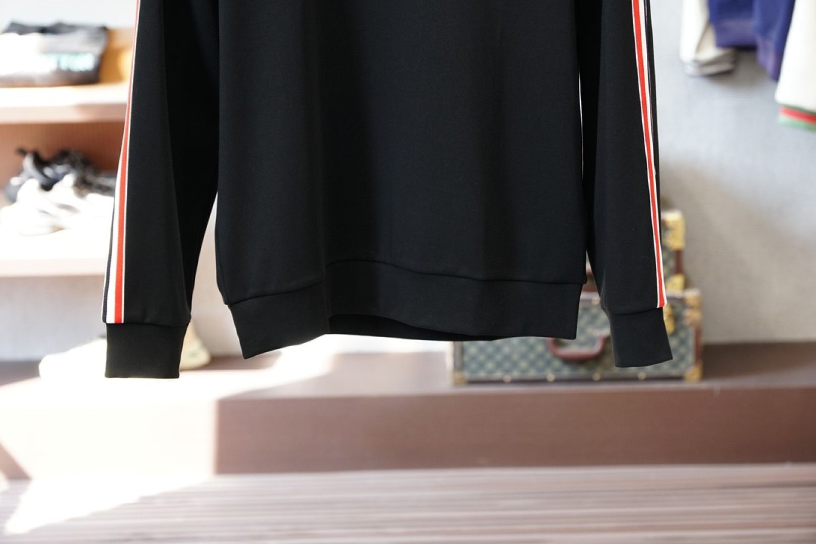 蒙口/2025秋冬系列上新男士时尚休闲打底衫长袖T恤，精选进口双面丝光棉面料，胸前精致logo打造，舒适