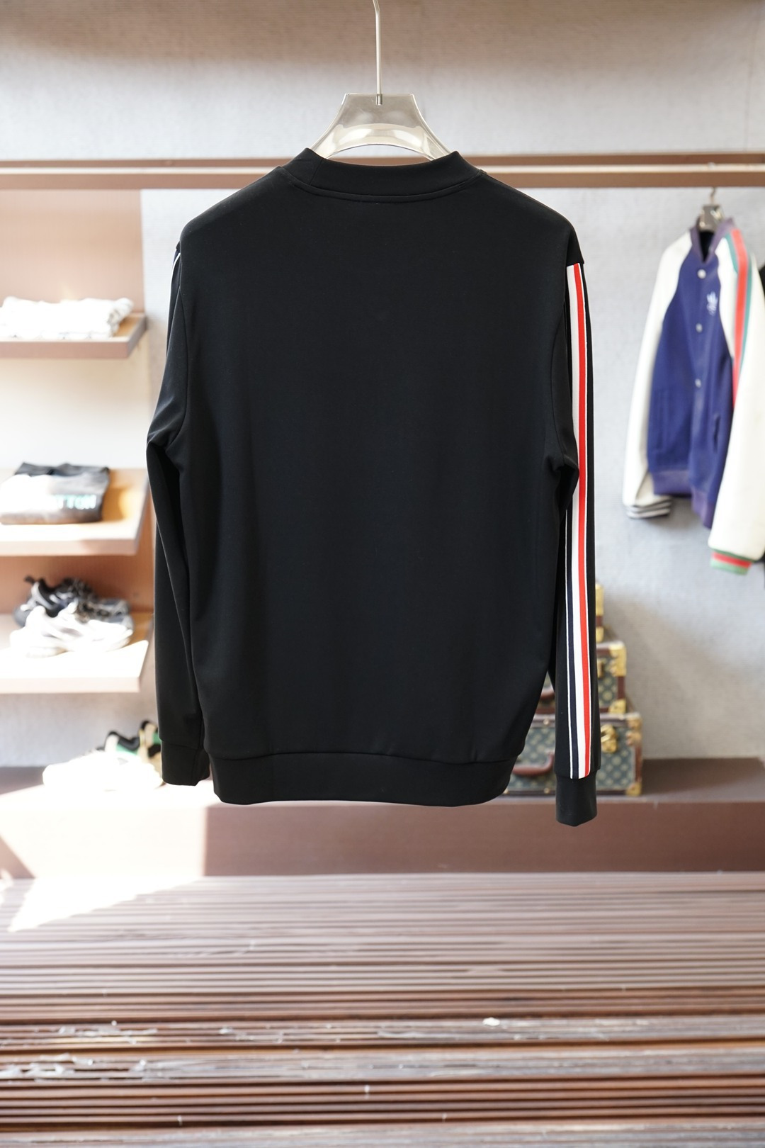 蒙口/2025秋冬系列上新男士时尚休闲打底衫长袖T恤，精选进口双面丝光棉面料，胸前精致logo打造，舒适