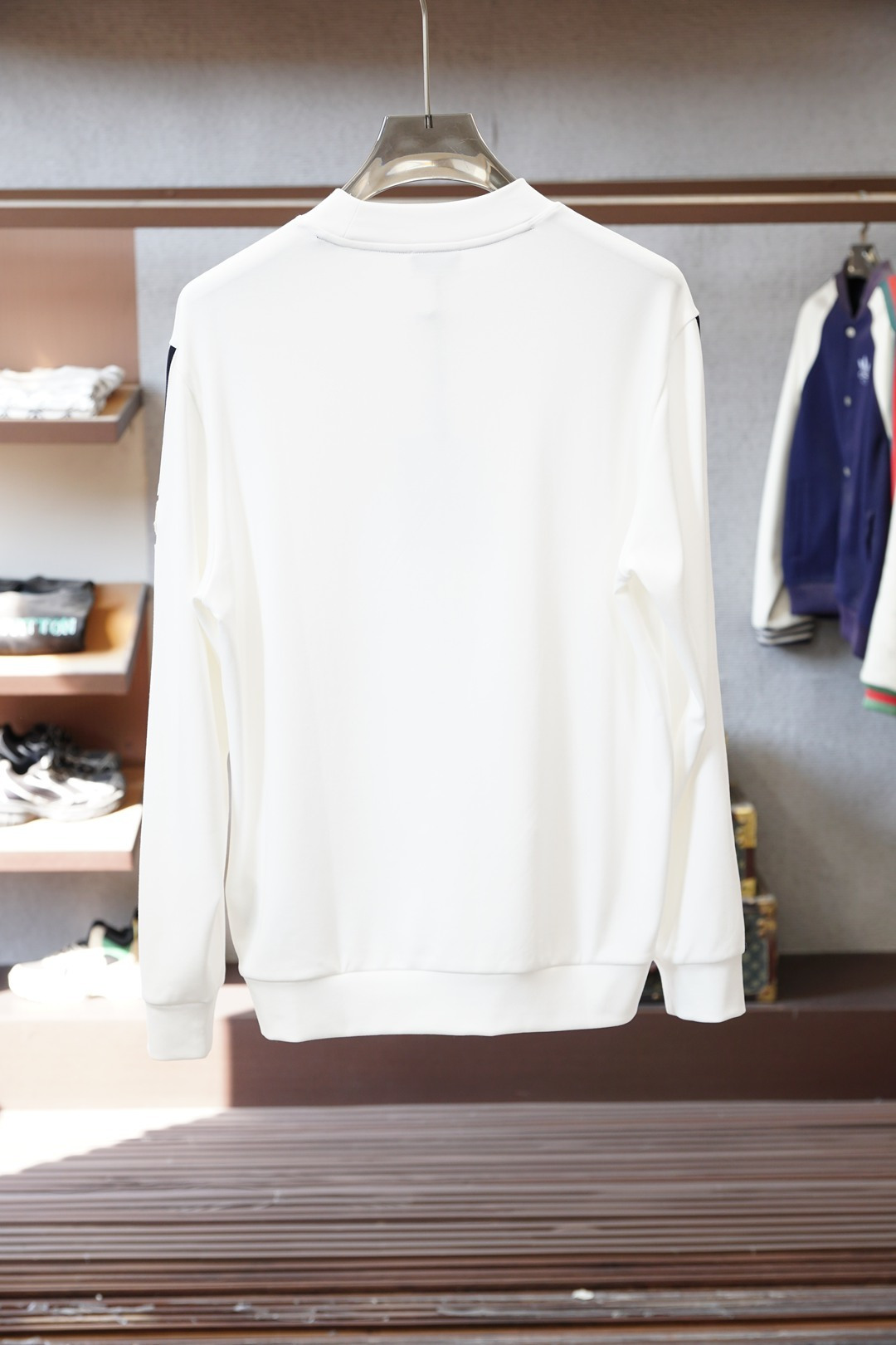 蒙口/2025秋冬系列上新男士时尚休闲打底衫长袖T恤，精选进口双面丝光棉面料，胸前精致logo打造，舒适