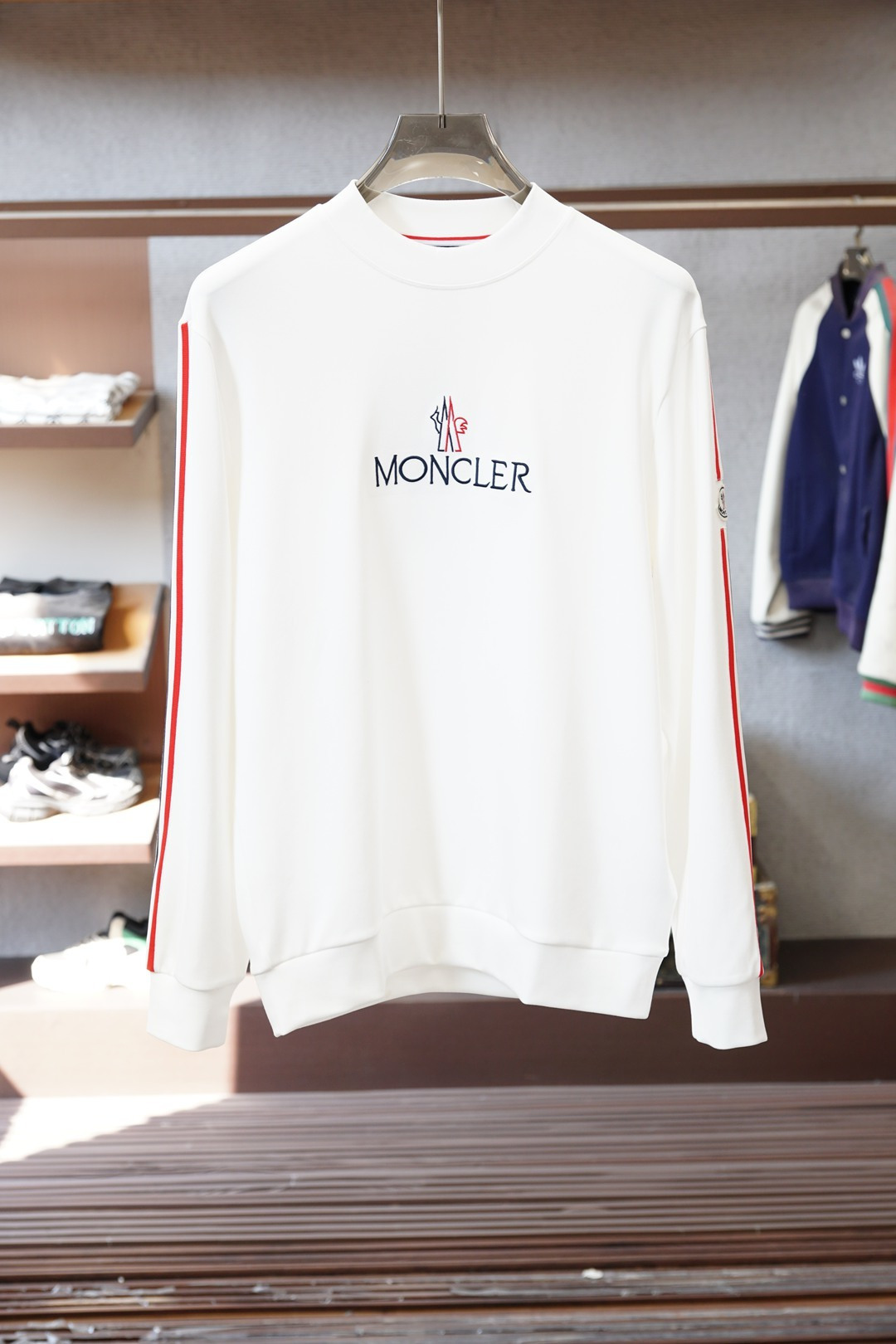 蒙口/2025秋冬系列上新男士时尚休闲打底衫长袖T恤，精选进口双面丝光棉面料，胸前精致logo打造，舒适