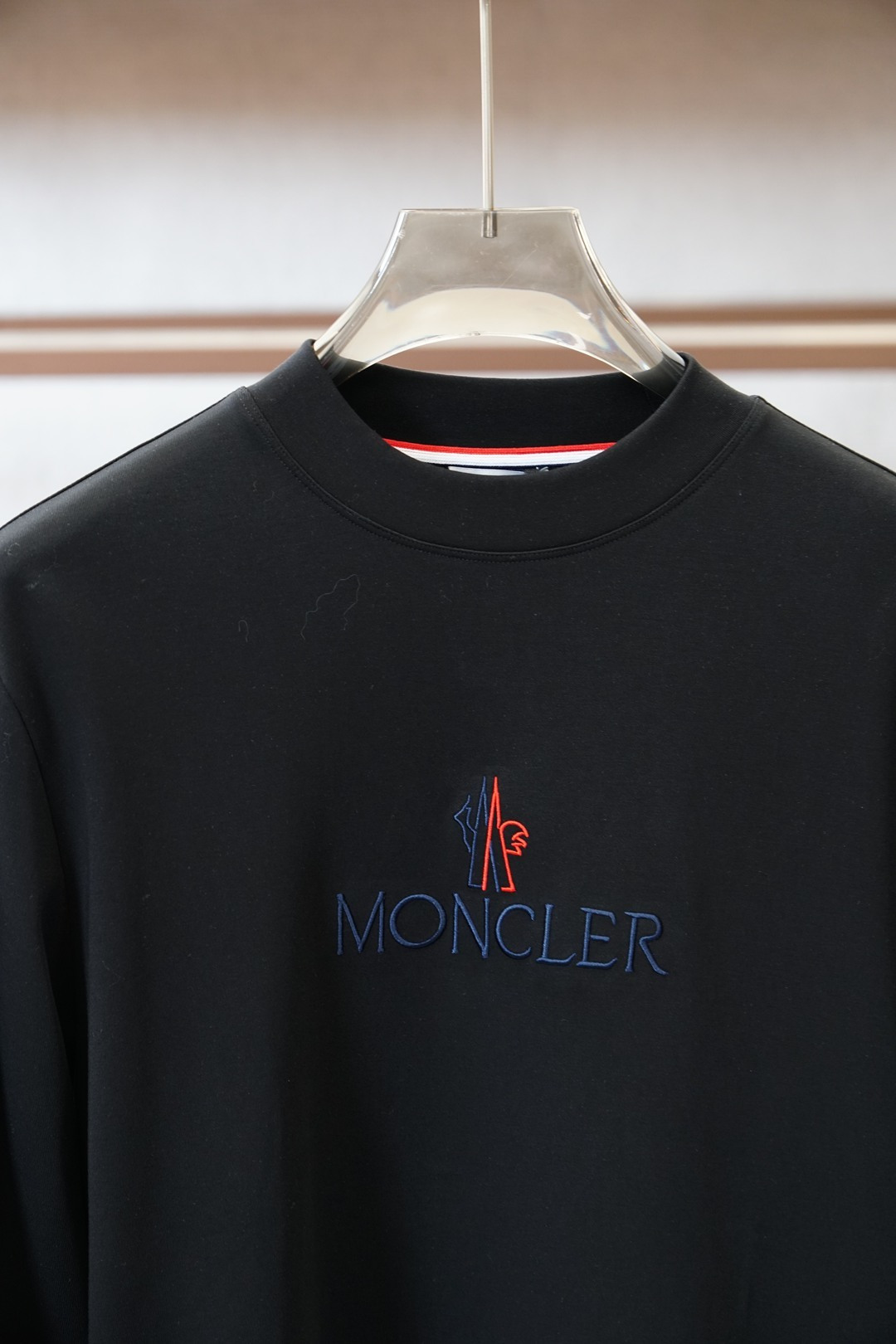 蒙口/2025秋冬系列上新男士时尚休闲打底衫长袖T恤，精选进口双面丝光棉面料，胸前精致logo打造，舒适