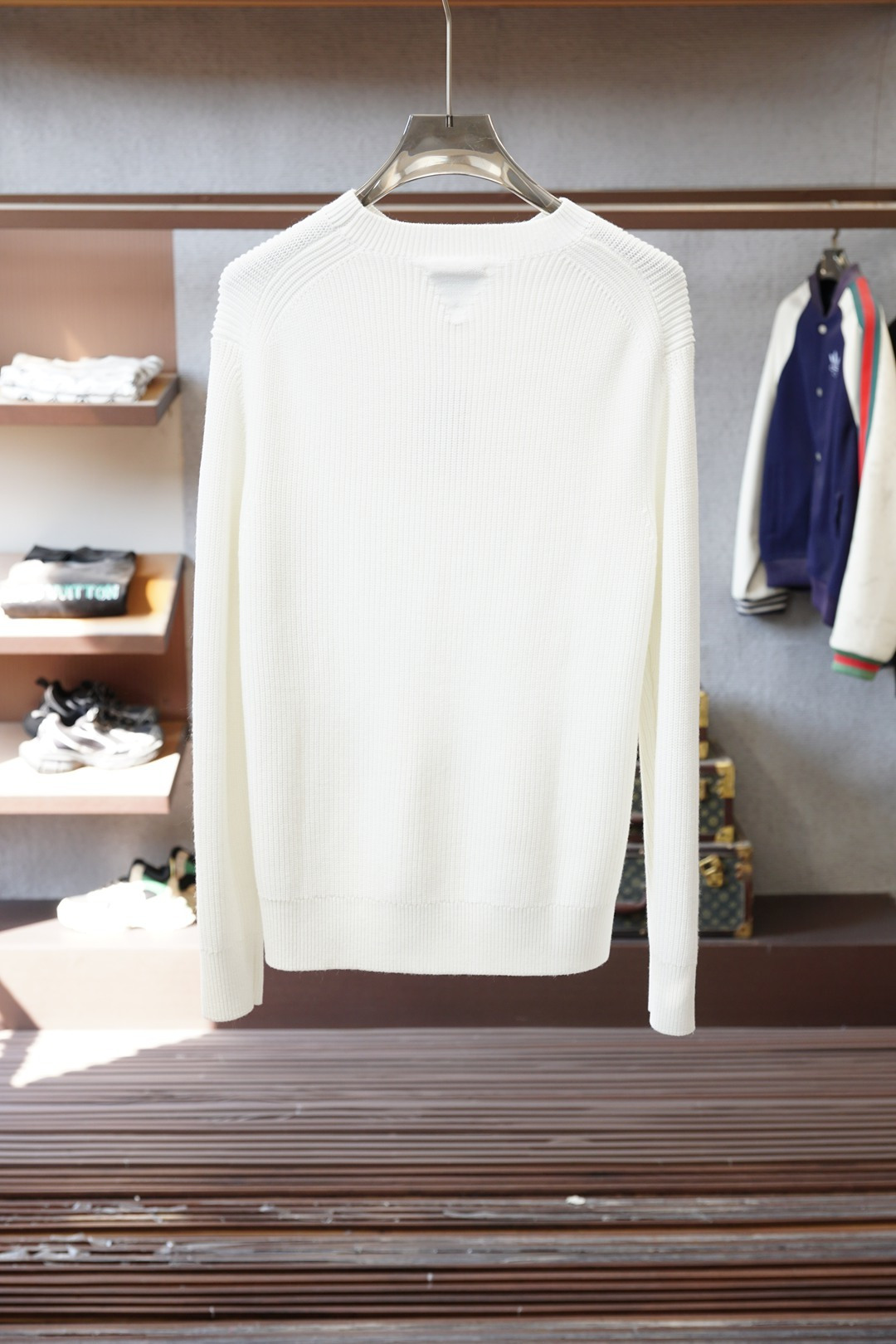 Moncler 浮雕编织徽标毛衣🔥定织雕纹羊毛肌理料 柔软细腻 舒适贴肤 以高饱和度的颜色切开冬日的沉闷