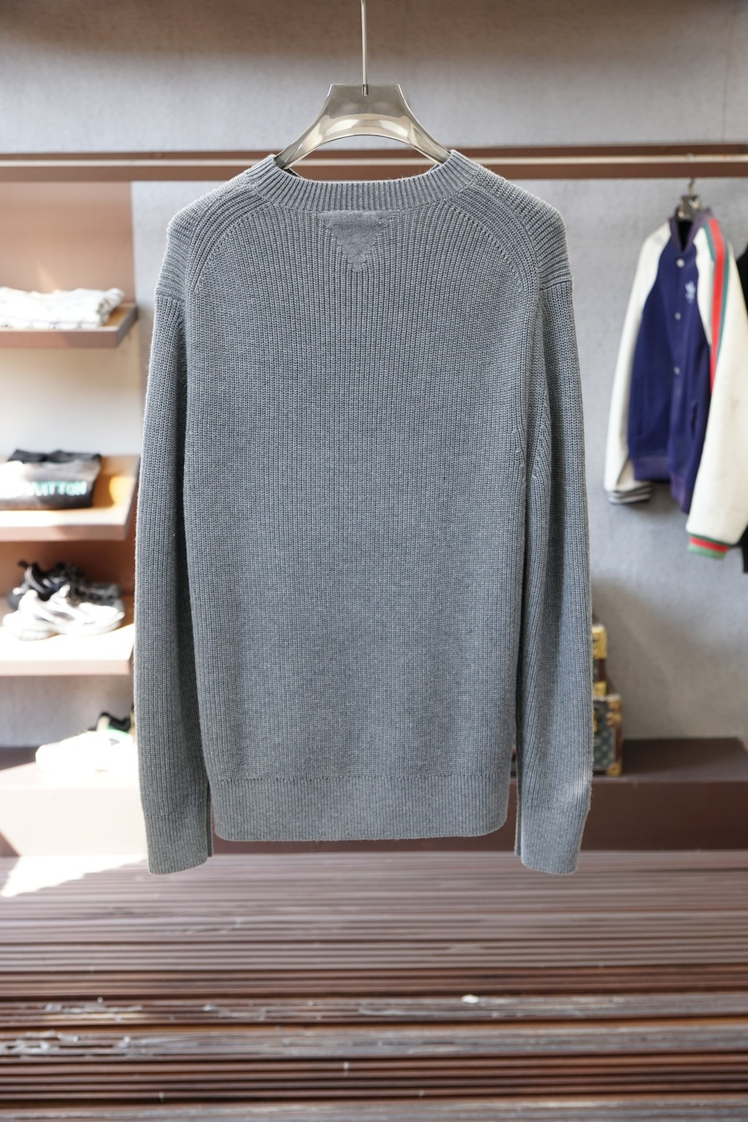 Moncler 浮雕编织徽标毛衣🔥定织雕纹羊毛肌理料 柔软细腻 舒适贴肤 以高饱和度的颜色切开冬日的沉闷