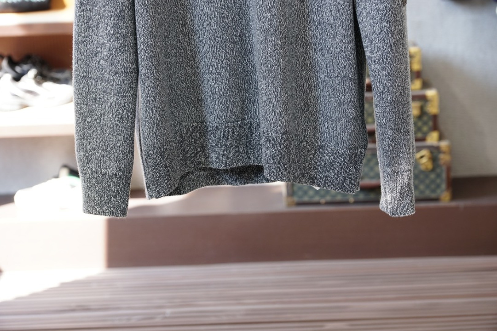 PMoncler 浮雕编织徽标毛衣🔥定织雕纹羊毛肌理料 柔软细腻 舒适贴肤 以高饱和度的浅灰色底色 切开