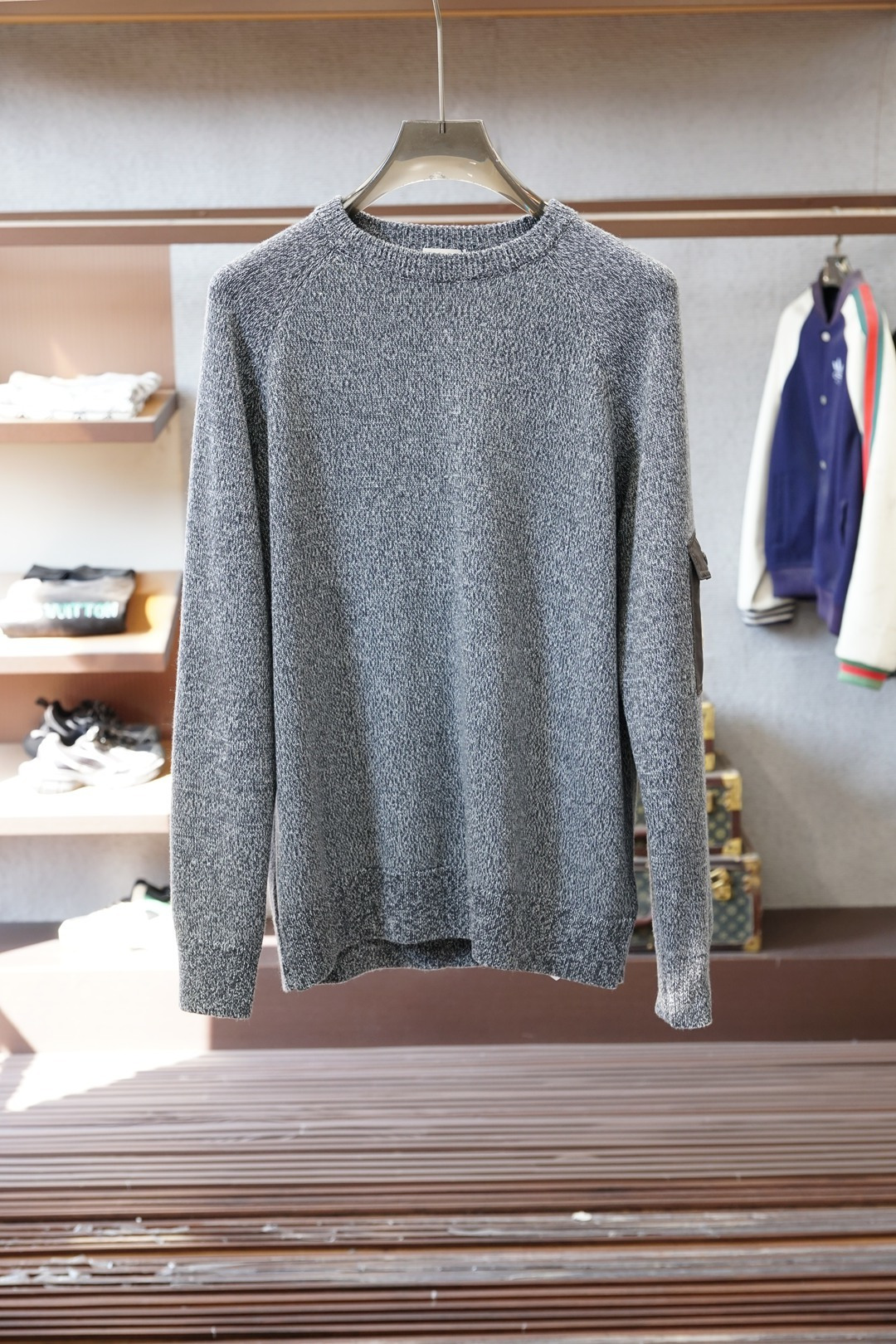 PMoncler 浮雕编织徽标毛衣🔥定织雕纹羊毛肌理料 柔软细腻 舒适贴肤 以高饱和度的浅灰色底色 切开