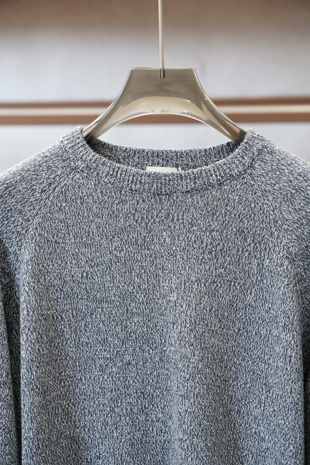 PMoncler 浮雕编织徽标毛衣🔥定织雕纹羊毛肌理料 柔软细腻 舒适贴肤 以高饱和度的浅灰色底色 切开