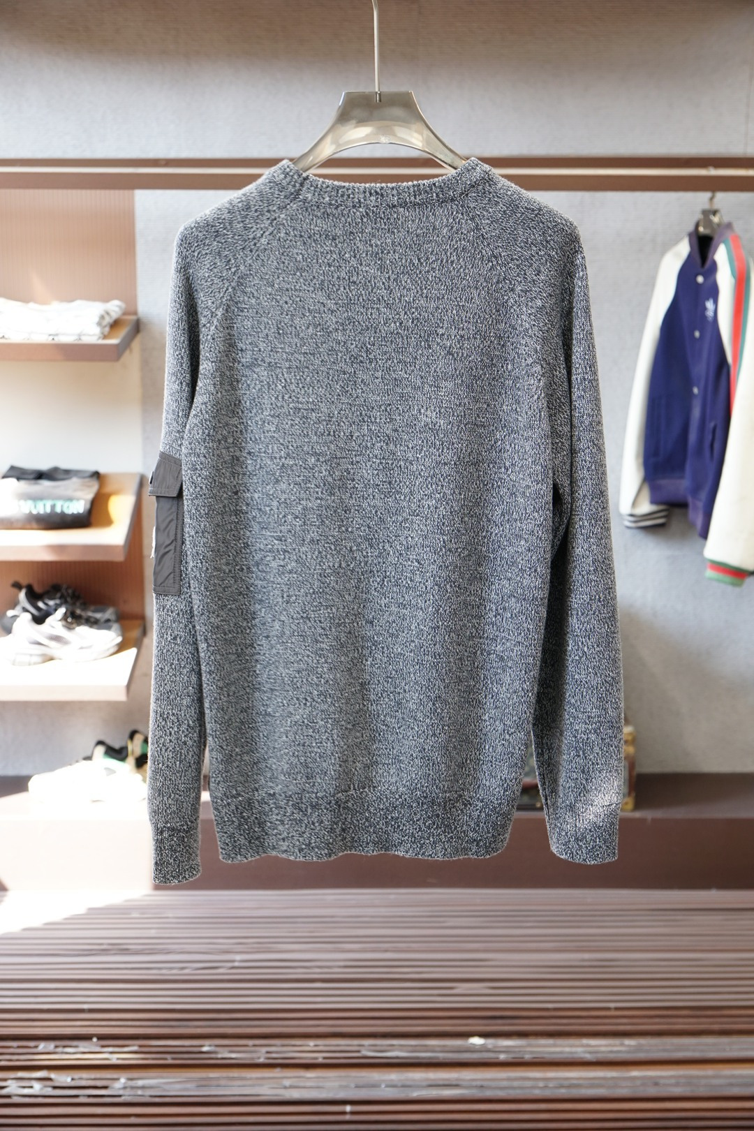 PMoncler 浮雕编织徽标毛衣🔥定织雕纹羊毛肌理料 柔软细腻 舒适贴肤 以高饱和度的浅灰色底色 切开