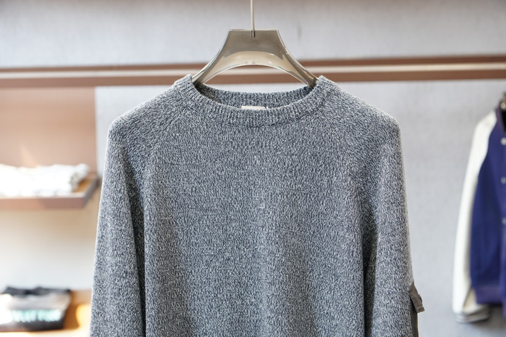 PMoncler 浮雕编织徽标毛衣🔥定织雕纹羊毛肌理料 柔软细腻 舒适贴肤 以高饱和度的浅灰色底色 切开