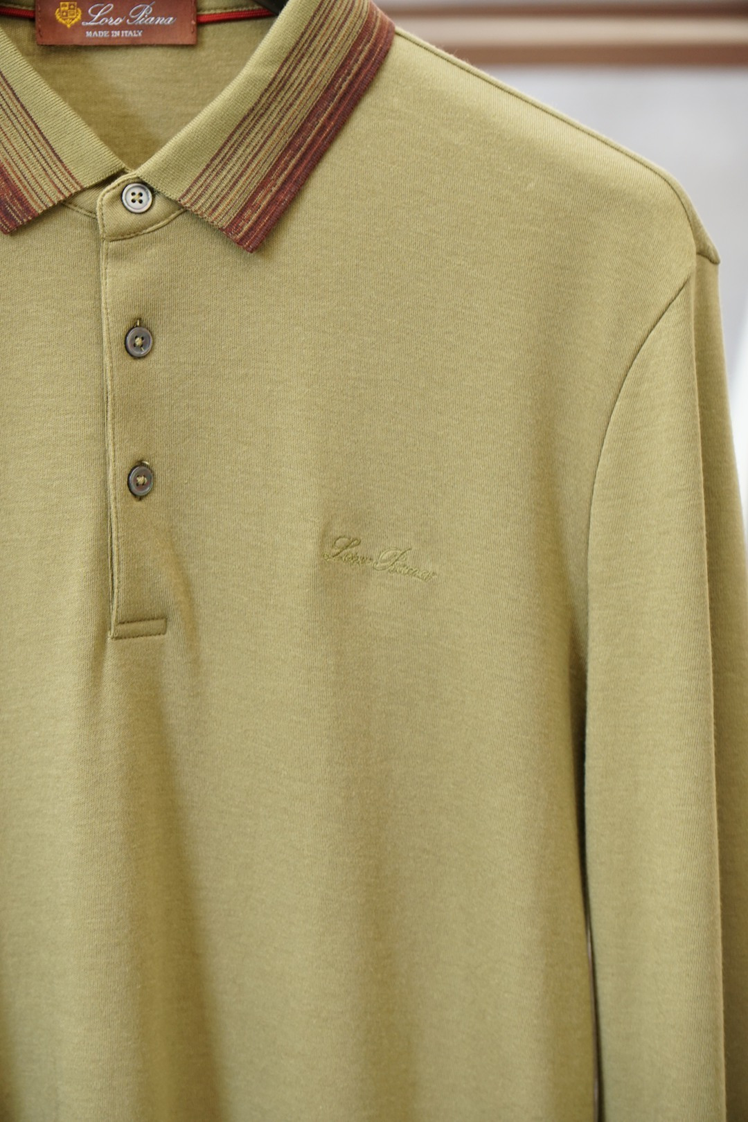 lp🆕2025秋冬最翻领长袖T恤，传统POLO领设计，简单大方，轻商务风格，衣领典雅条纹设计，搭配胸前标