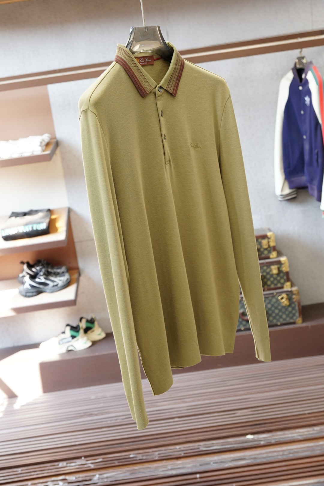 lp🆕2025秋冬最翻领长袖T恤，传统POLO领设计，简单大方，轻商务风格，衣领典雅条纹设计，搭配胸前标