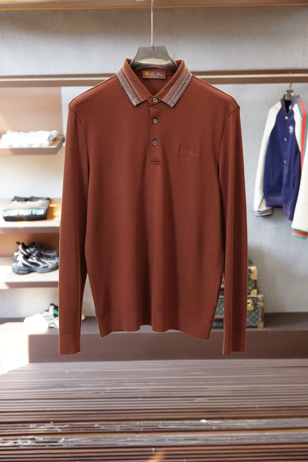 lp🆕2025秋冬最翻领长袖T恤，传统POLO领设计，简单大方，轻商务风格，衣领典雅条纹设计，搭配胸前标