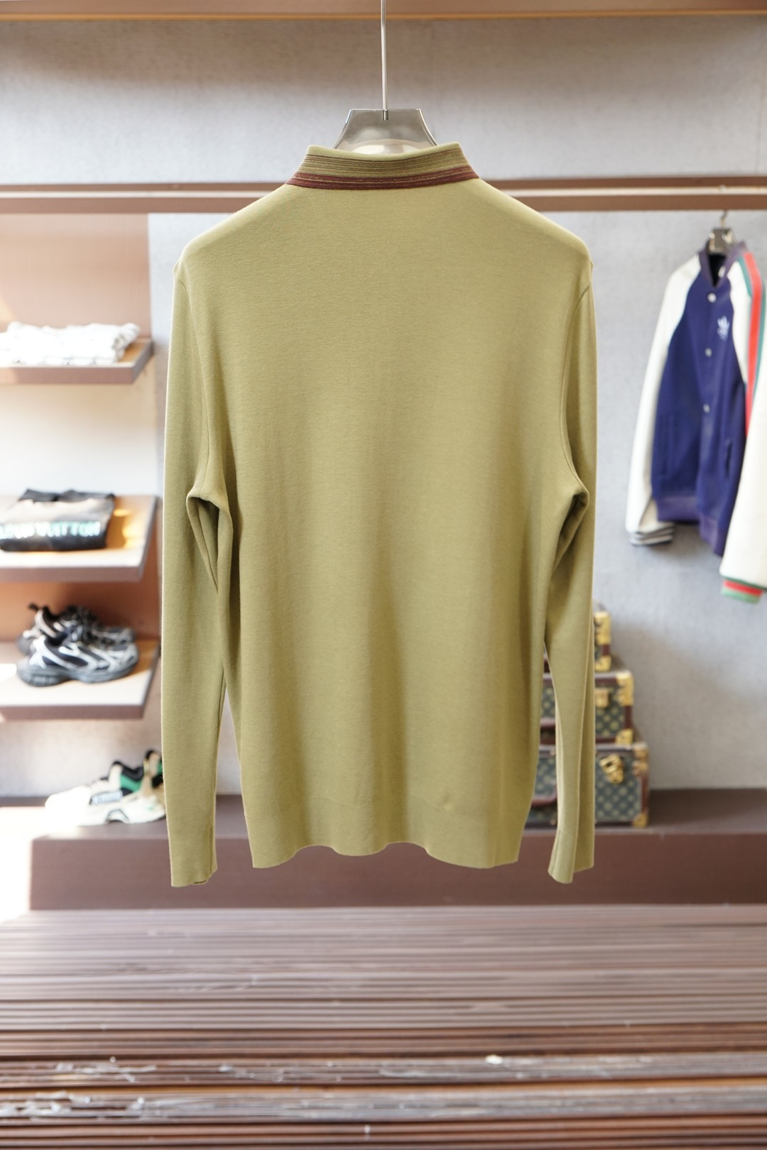 lp🆕2025秋冬最翻领长袖T恤，传统POLO领设计，简单大方，轻商务风格，衣领典雅条纹设计，搭配胸前标