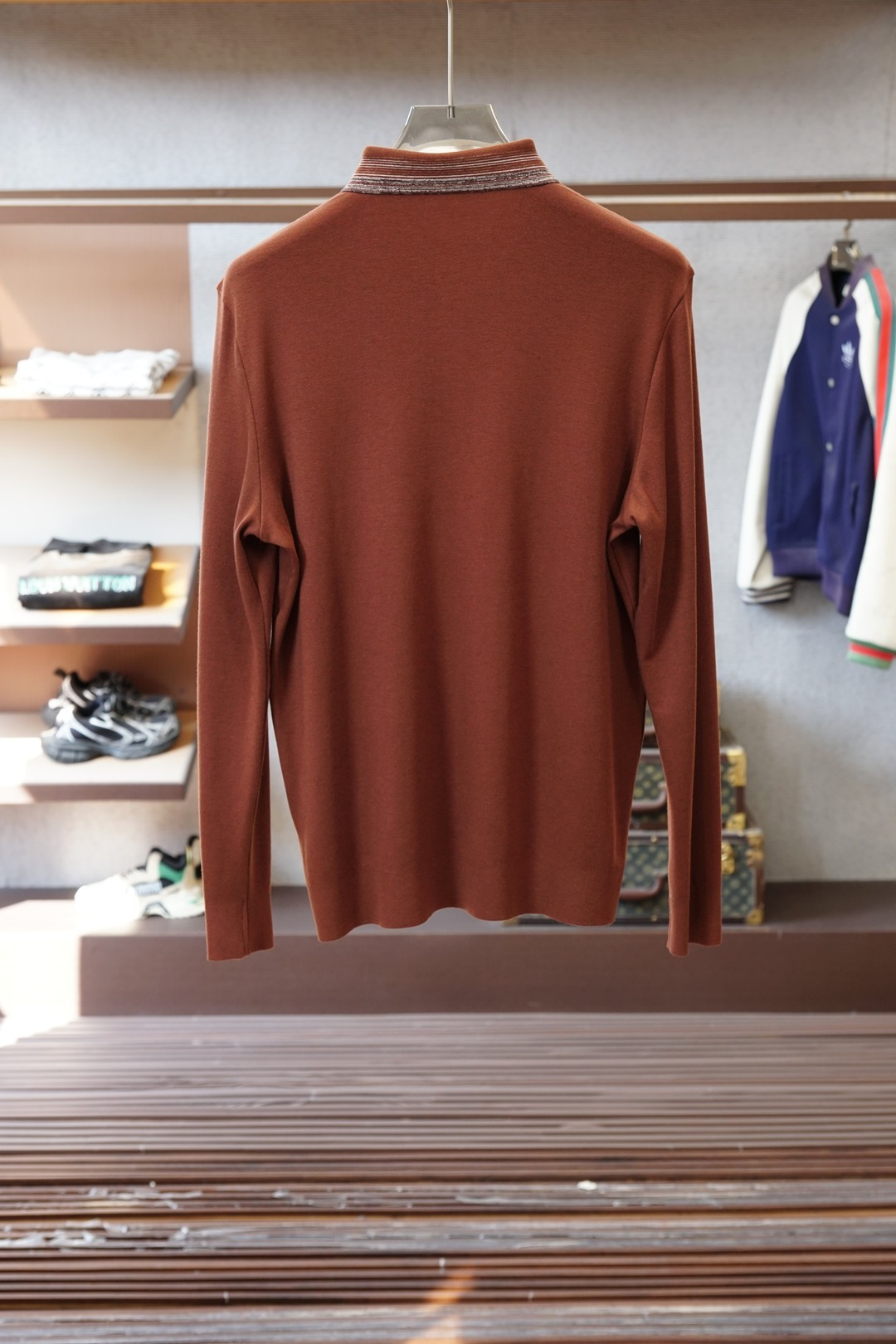lp🆕2025秋冬最翻领长袖T恤，传统POLO领设计，简单大方，轻商务风格，衣领典雅条纹设计，搭配胸前标