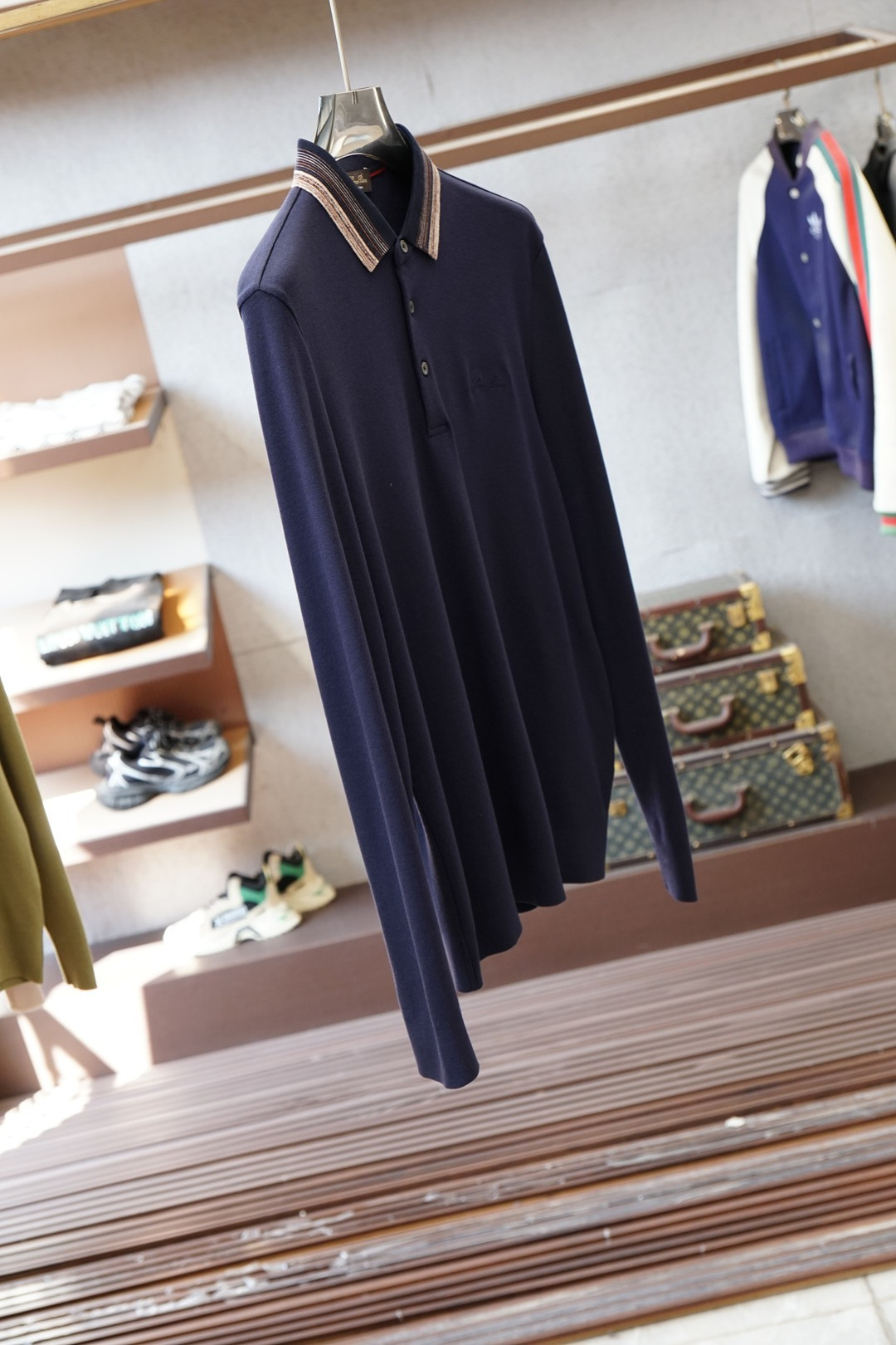 lp🆕2025秋冬最翻领长袖T恤，传统POLO领设计，简单大方，轻商务风格，衣领典雅条纹设计，搭配胸前标