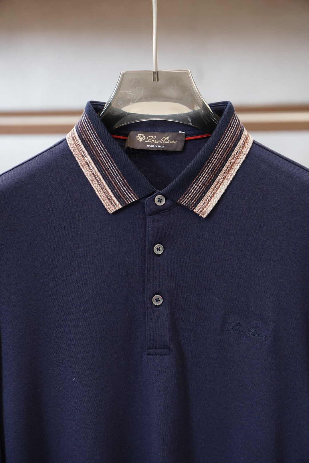 lp🆕2025秋冬最翻领长袖T恤，传统POLO领设计，简单大方，轻商务风格，衣领典雅条纹设计，搭配胸前标