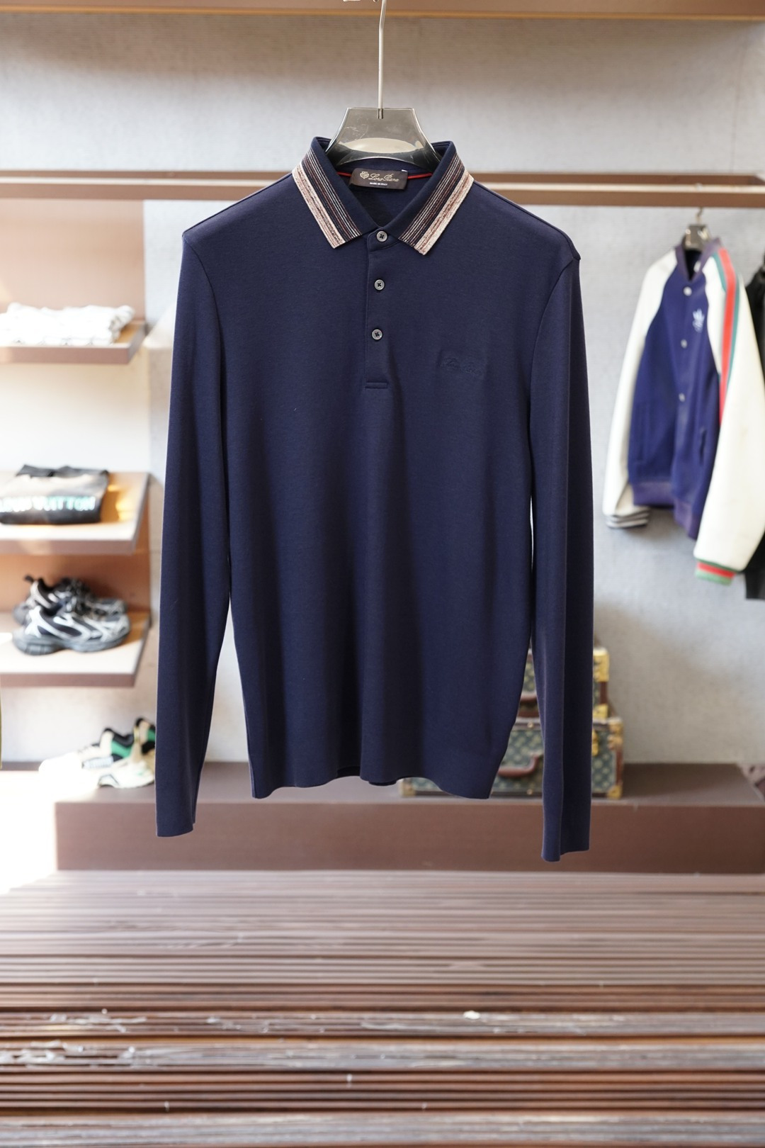 lp🆕2025秋冬最翻领长袖T恤，传统POLO领设计，简单大方，轻商务风格，衣领典雅条纹设计，搭配胸前标
