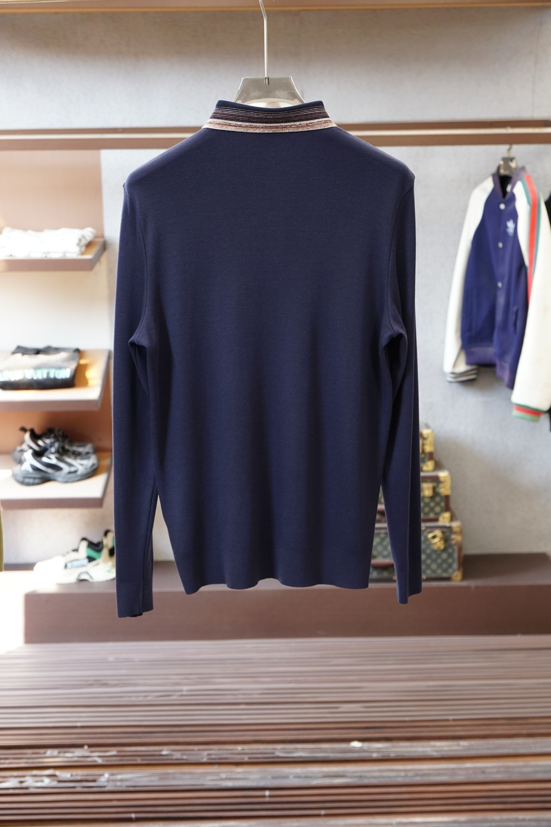 lp🆕2025秋冬最翻领长袖T恤，传统POLO领设计，简单大方，轻商务风格，衣领典雅条纹设计，搭配胸前标