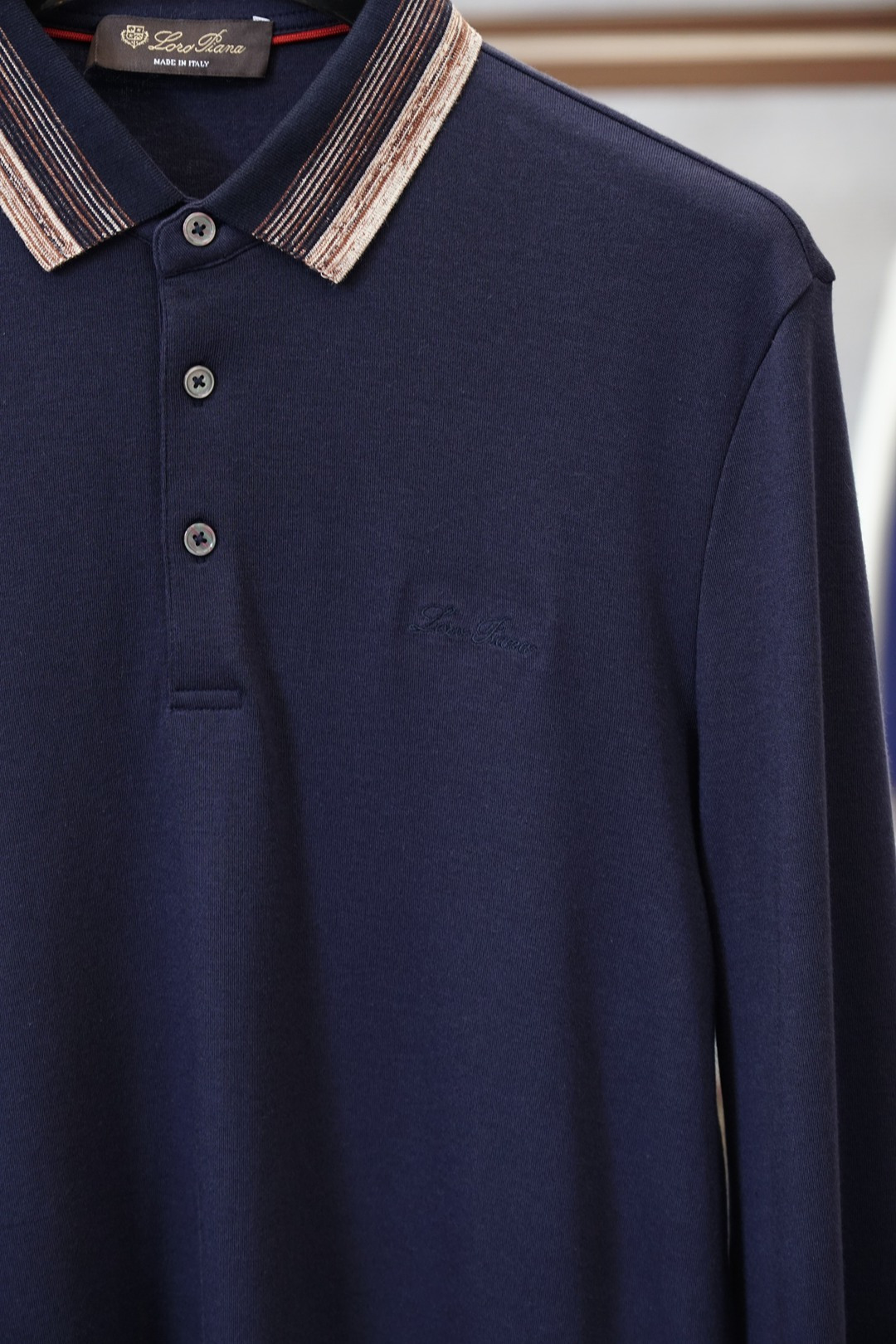 lp🆕2025秋冬最翻领长袖T恤，传统POLO领设计，简单大方，轻商务风格，衣领典雅条纹设计，搭配胸前标