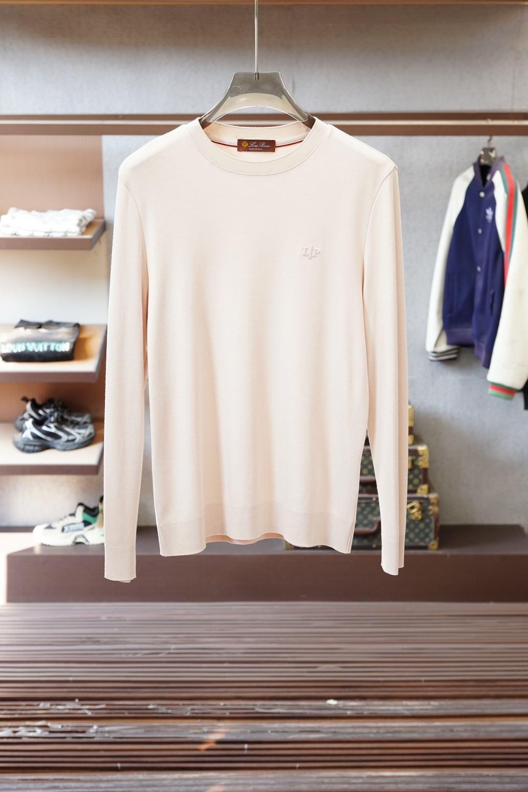 NO:703592,LP  The latest letter logo men's round neck long-sleeved T-shirt for autumn and winter, traditional round neck pullover style, simple and elegant, the iconic LP rubber logo on the chest, matching the color of the clothes, seems low-key and simple, but brings an unusual sense of high-end, highly brand-identifiable fabrics 90% cotton, 10% wool,  The mercerized cotton corners, cuffs and hem are all made using a unique flat knitting process, with seamless ribbing that is integrated with the body. It has a bit of a knitted sweater feel, but is more delicate and tighter than a knitted sweater. The wrap is naturally more comfortable and stylish, and it will not fade or deform after being worn and washed for a long time!  Sizes M-3XL (the model is 172 cm and 148 pounds, and the size L is suitable for trying on) 4 colors: black, khaki, coffee, green, loro piana, tees, t-shirt,19860909LP 秋冬最新字母徽标男士圆领长袖T恤,传统圆领套头款式,简单大方,胸前标志性LP橡胶徽标,与衣服配色,看似低调简约,却带来不同寻常的高级感,品牌标识度极高面料90棉,10羊毛,丝光棉起角,袖口及下摆均是采用独特的横机织造工艺,无接缝衔接了与大身一体的罗纹收口,有点针织衫的味道,但比针织衫更细腻更紧密,包裹自然更舒适,更有型,且久穿久洗不褪色不变形！尺码M-3XL（模特172厘米148斤试穿L码合适）4个颜色黑色,卡其 ,咖啡,绿色,,loro piana,tees，t-shirt,,Men's clothing