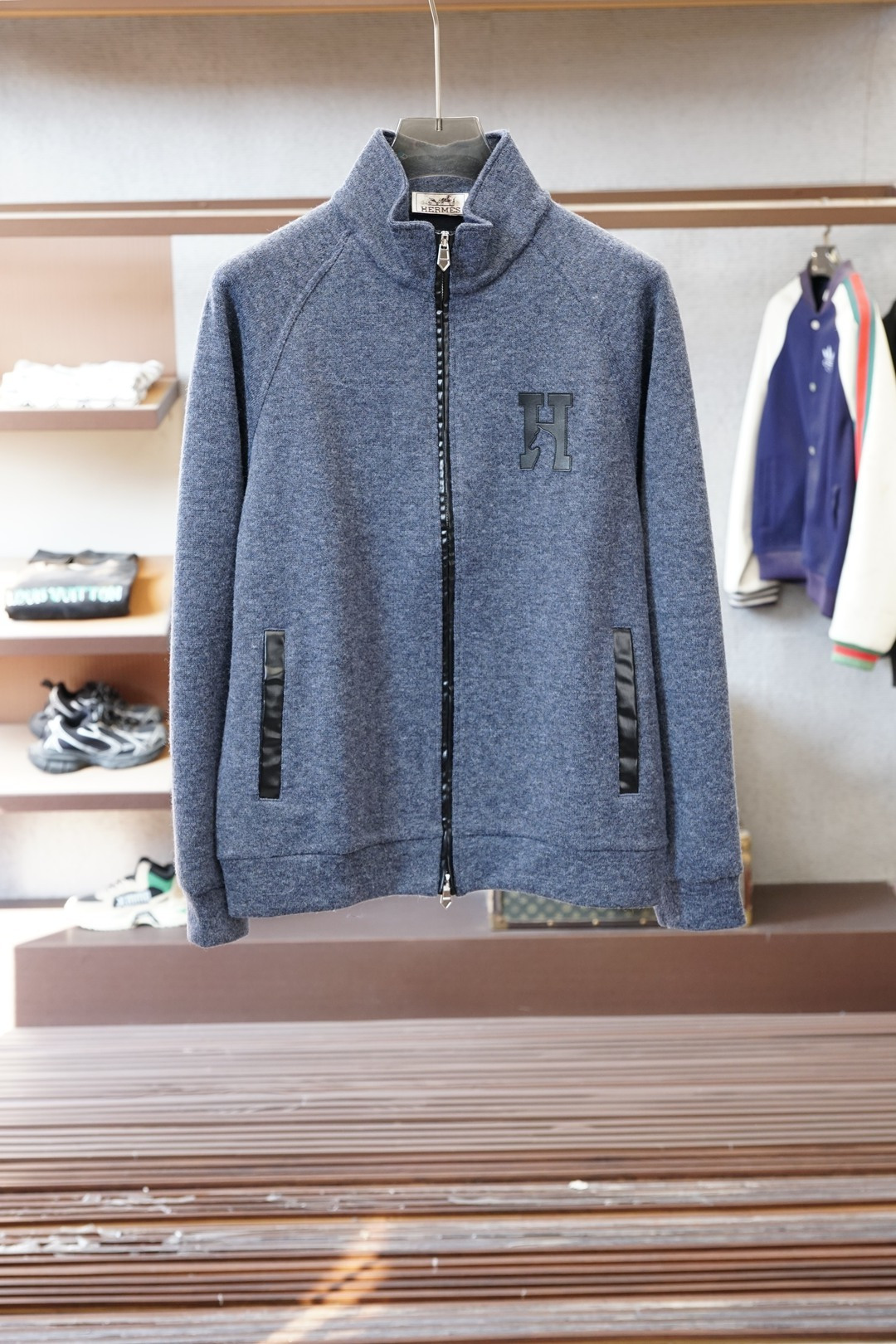 Hermes爱马仕2025秋冬最新H皮标男士全拉链毛衣外套，时尚插肩袖宽松版型，全拉链开身，清爽干练的立