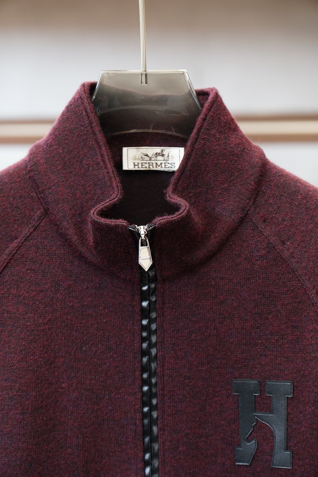 Hermes爱马仕2025秋冬最新H皮标男士全拉链毛衣外套，时尚插肩袖宽松版型，全拉链开身，清爽干练的立
