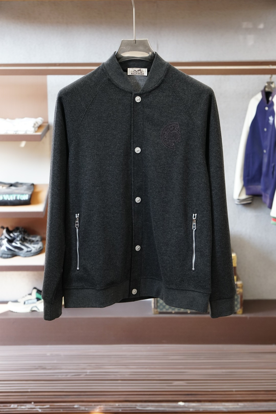 Hermes爱马仕/2025秋冬最新棒球领外套，上衣简约棒球领设计，利落有型，轻松塑造干练气质，胸前极具