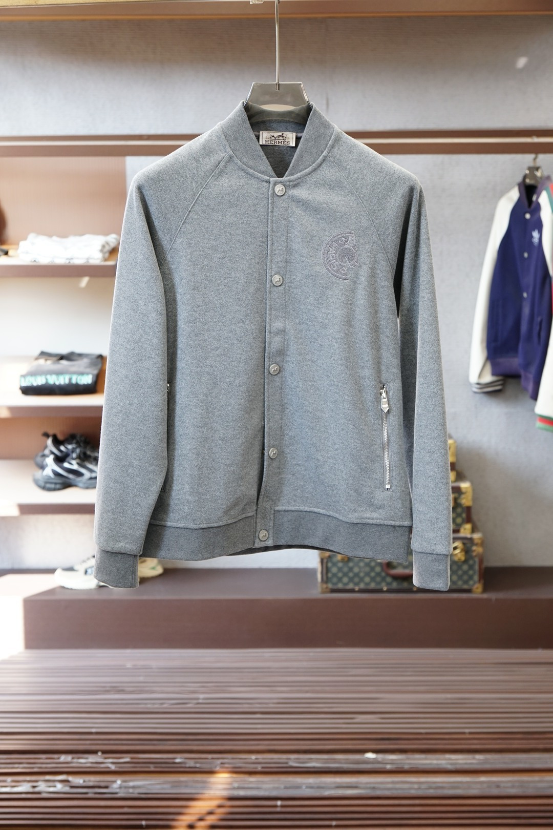 Hermes爱马仕/2025秋冬最新棒球领外套，上衣简约棒球领设计，利落有型，轻松塑造干练气质，胸前极具