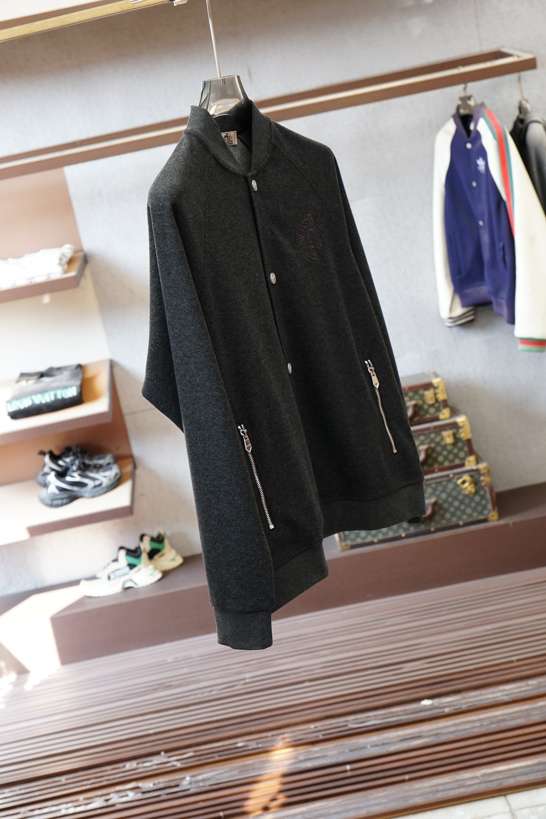 Hermes爱马仕/2025秋冬最新棒球领外套，上衣简约棒球领设计，利落有型，轻松塑造干练气质，胸前极具