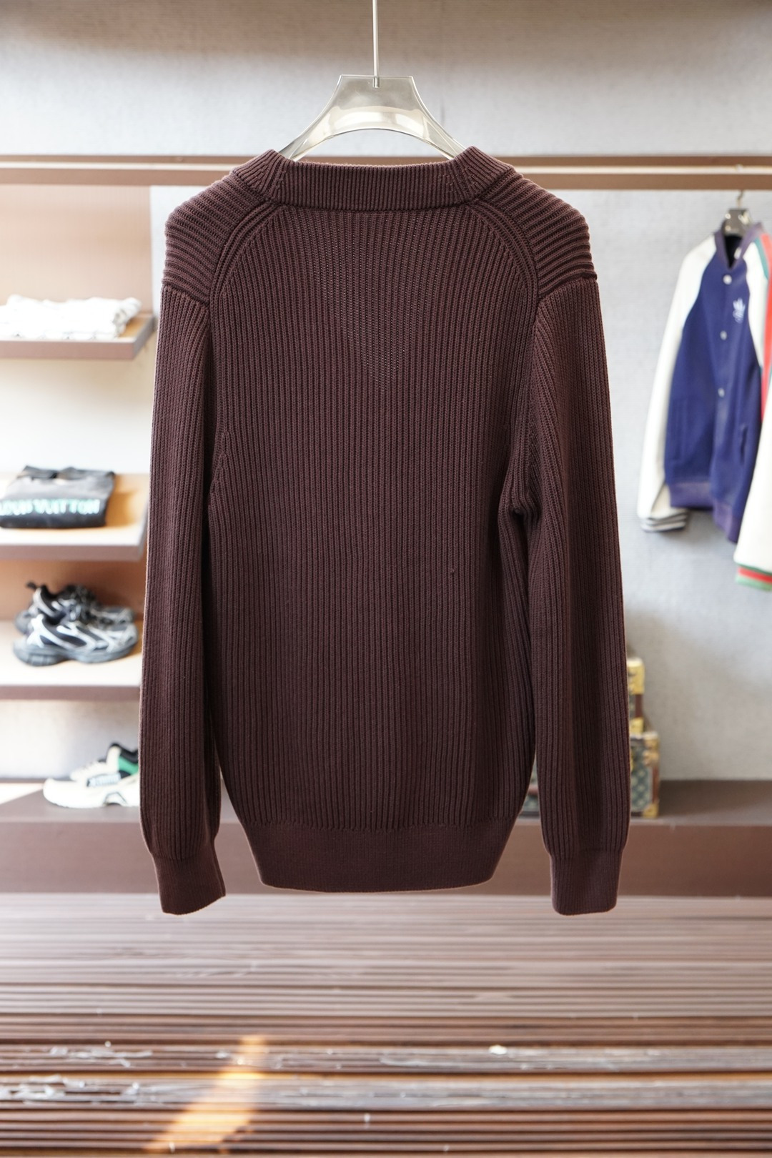 BC家 2025秋冬最新经典绣标男士加厚开衫毛衣，立体坑条纹理自带温润质感，利落V领衬得颈部线条更修长，