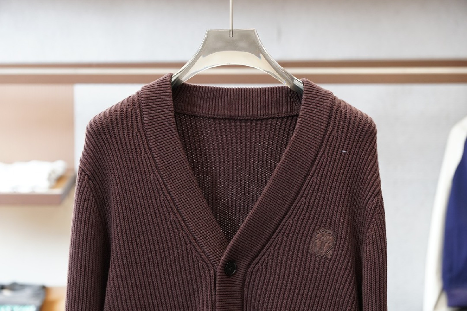 BC家 2025秋冬最新经典绣标男士加厚开衫毛衣，立体坑条纹理自带温润质感，利落V领衬得颈部线条更修长，