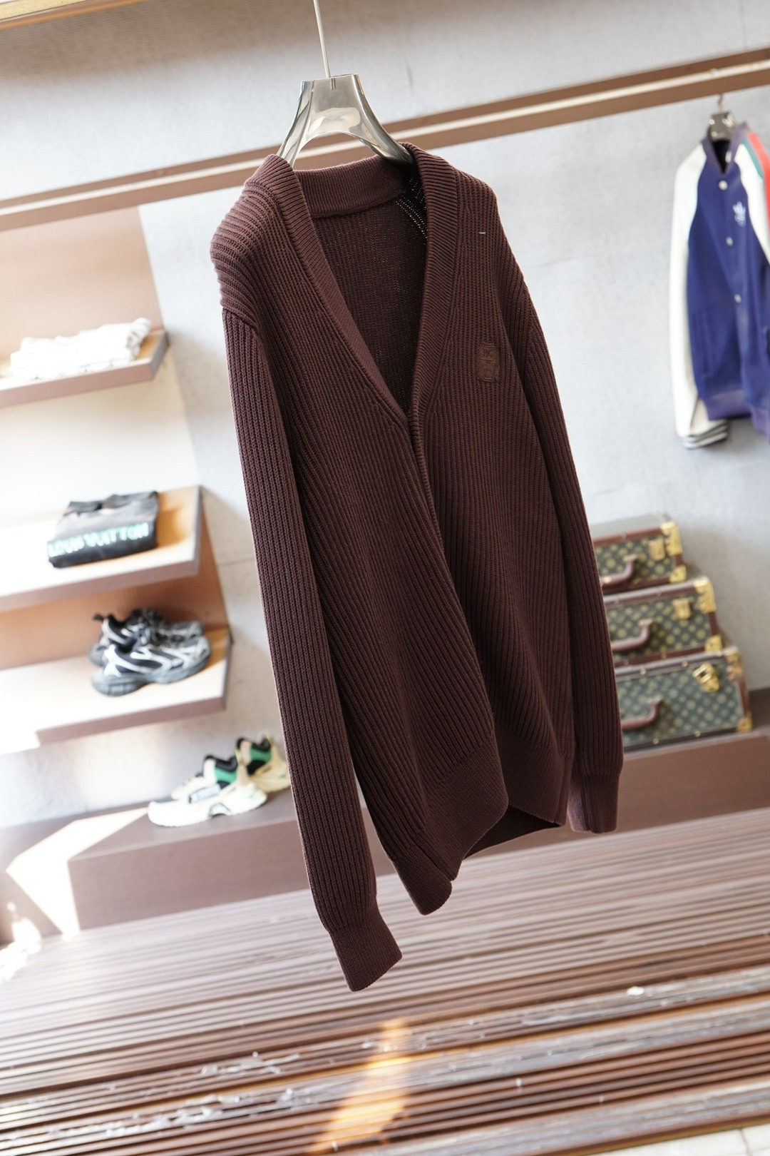 BC家 2025秋冬最新经典绣标男士加厚开衫毛衣，立体坑条纹理自带温润质感，利落V领衬得颈部线条更修长，