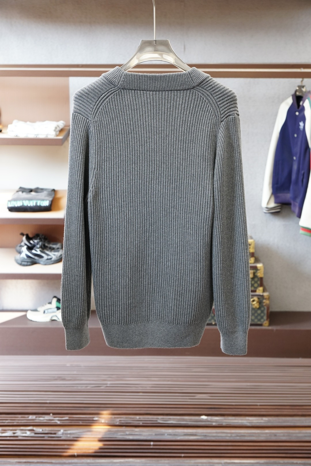 BC家 2025秋冬最新经典绣标男士加厚开衫毛衣，立体坑条纹理自带温润质感，利落V领衬得颈部线条更修长，
