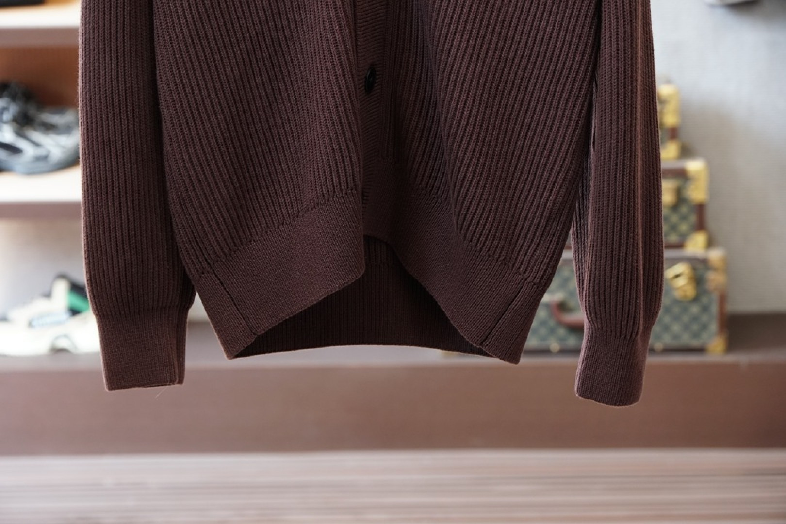 BC家 2025秋冬最新经典绣标男士加厚开衫毛衣，立体坑条纹理自带温润质感，利落V领衬得颈部线条更修长，