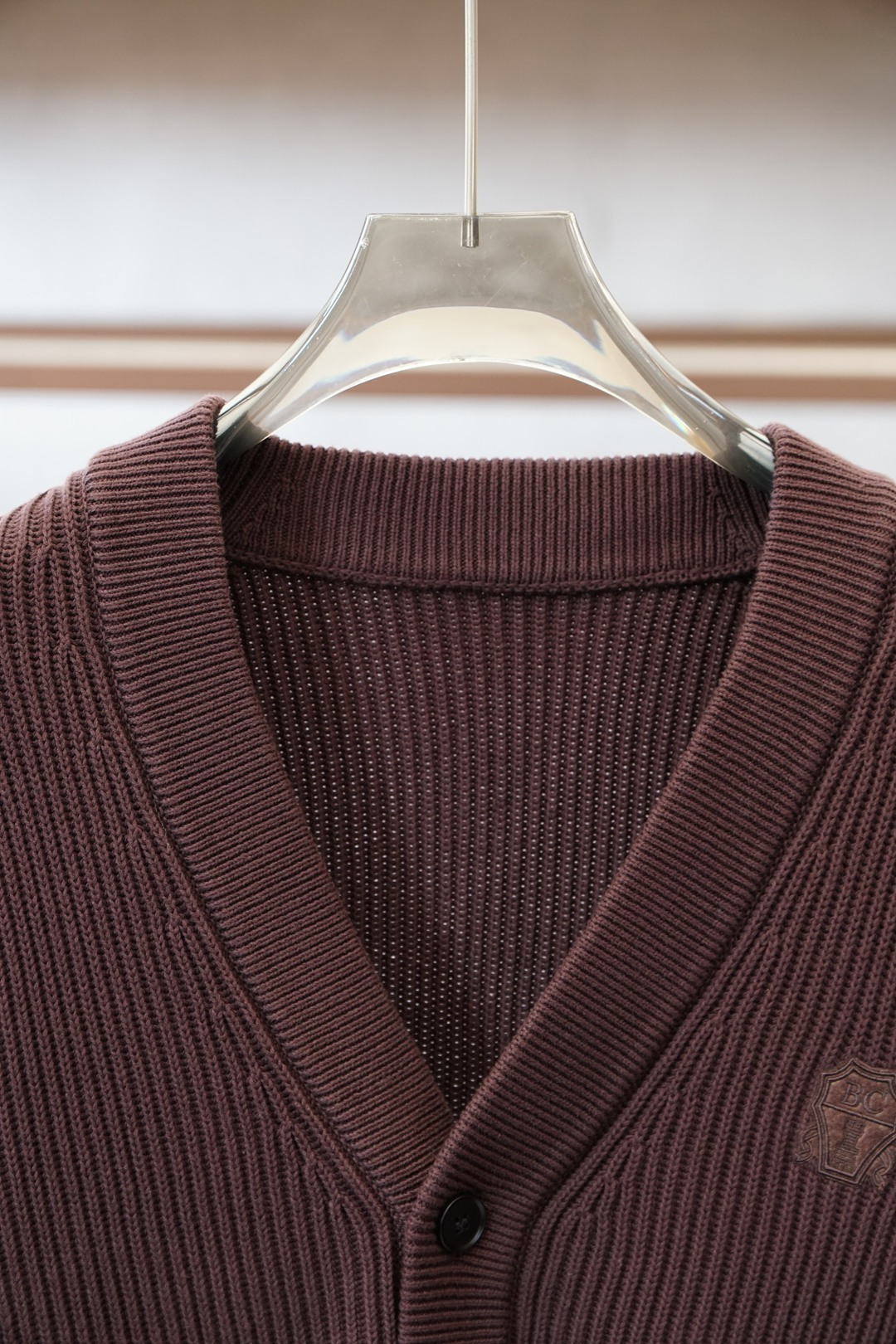 BC家 2025秋冬最新经典绣标男士加厚开衫毛衣，立体坑条纹理自带温润质感，利落V领衬得颈部线条更修长，