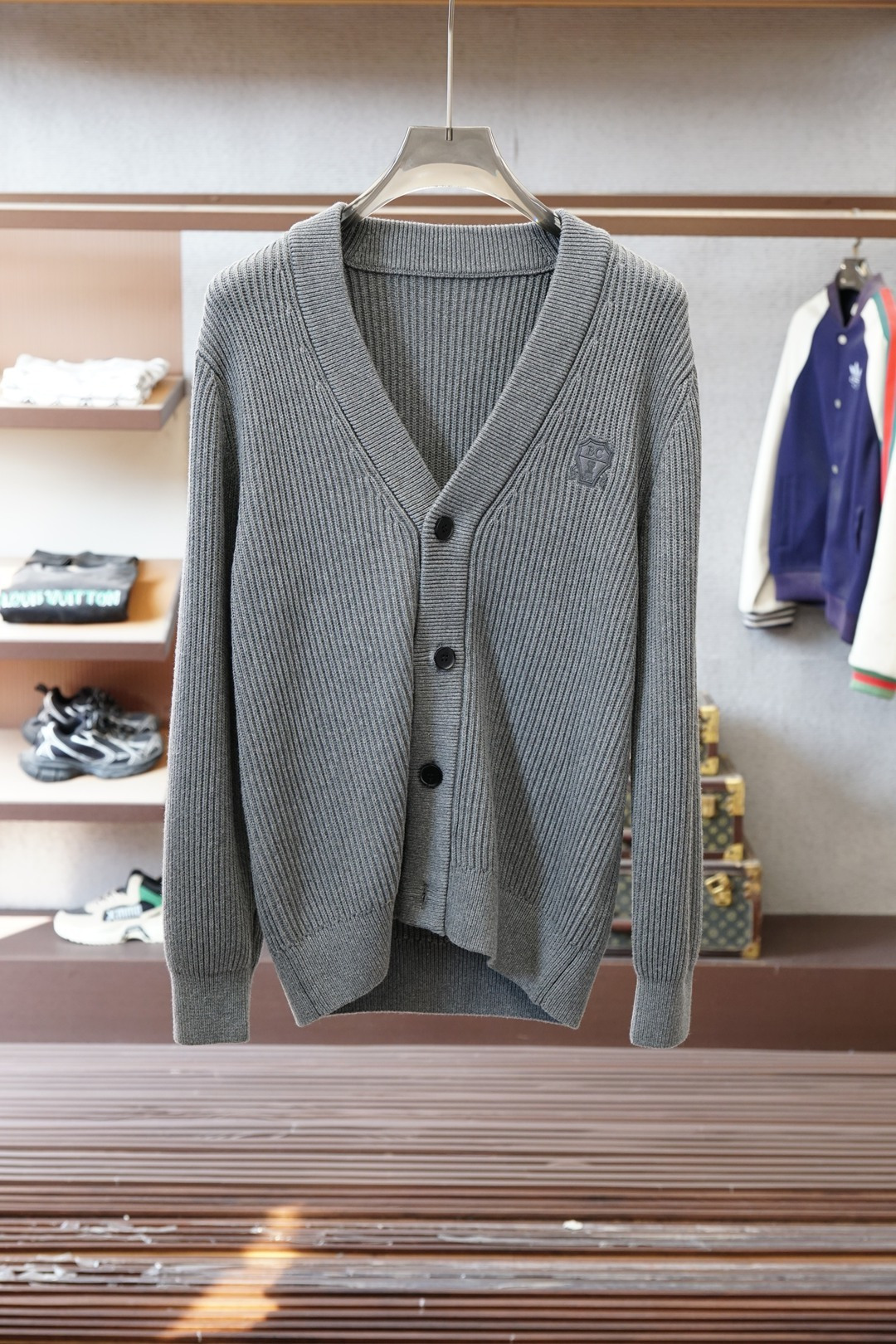 BC家 2025秋冬最新经典绣标男士加厚开衫毛衣，立体坑条纹理自带温润质感，利落V领衬得颈部线条更修长，