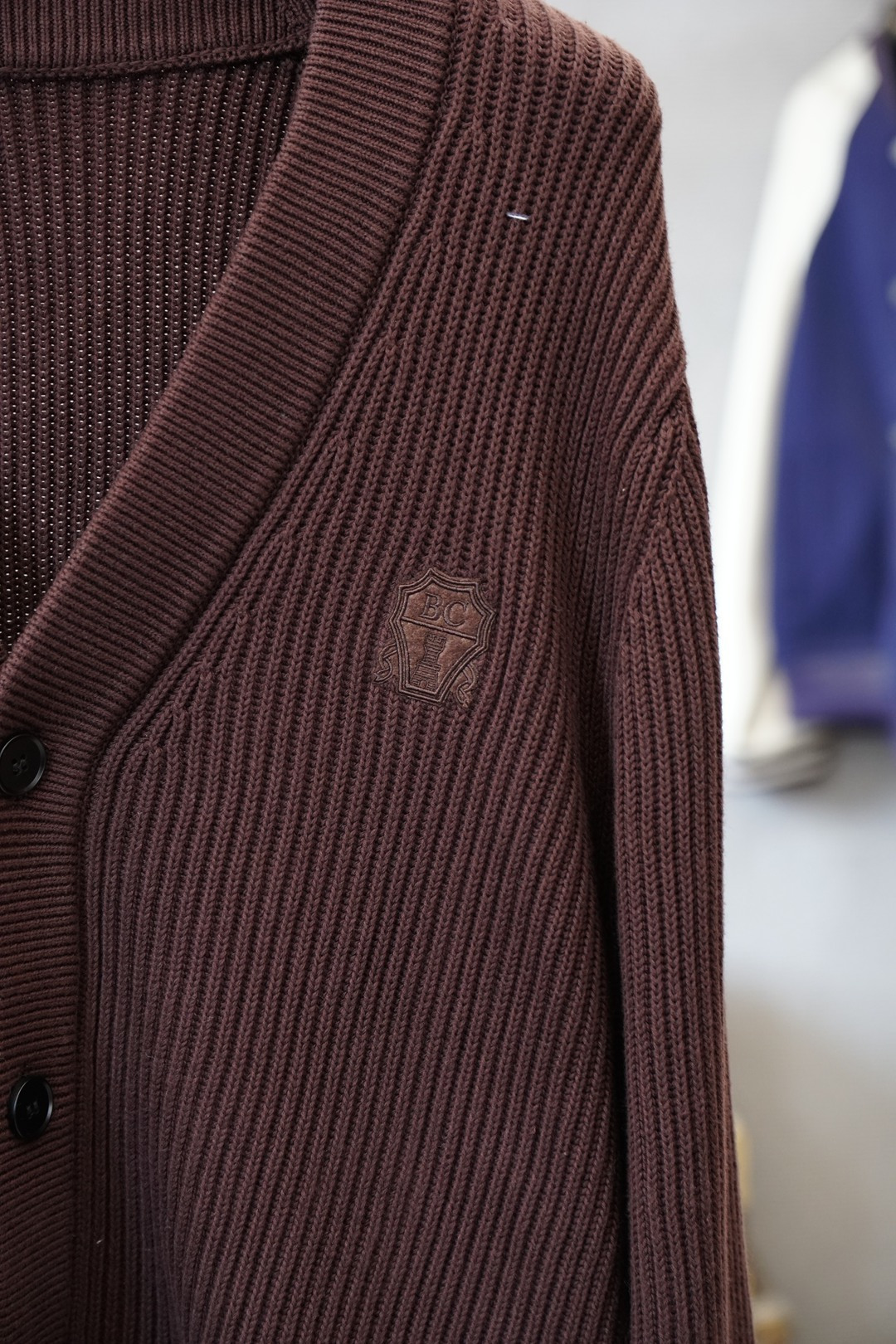 BC家 2025秋冬最新经典绣标男士加厚开衫毛衣，立体坑条纹理自带温润质感，利落V领衬得颈部线条更修长，