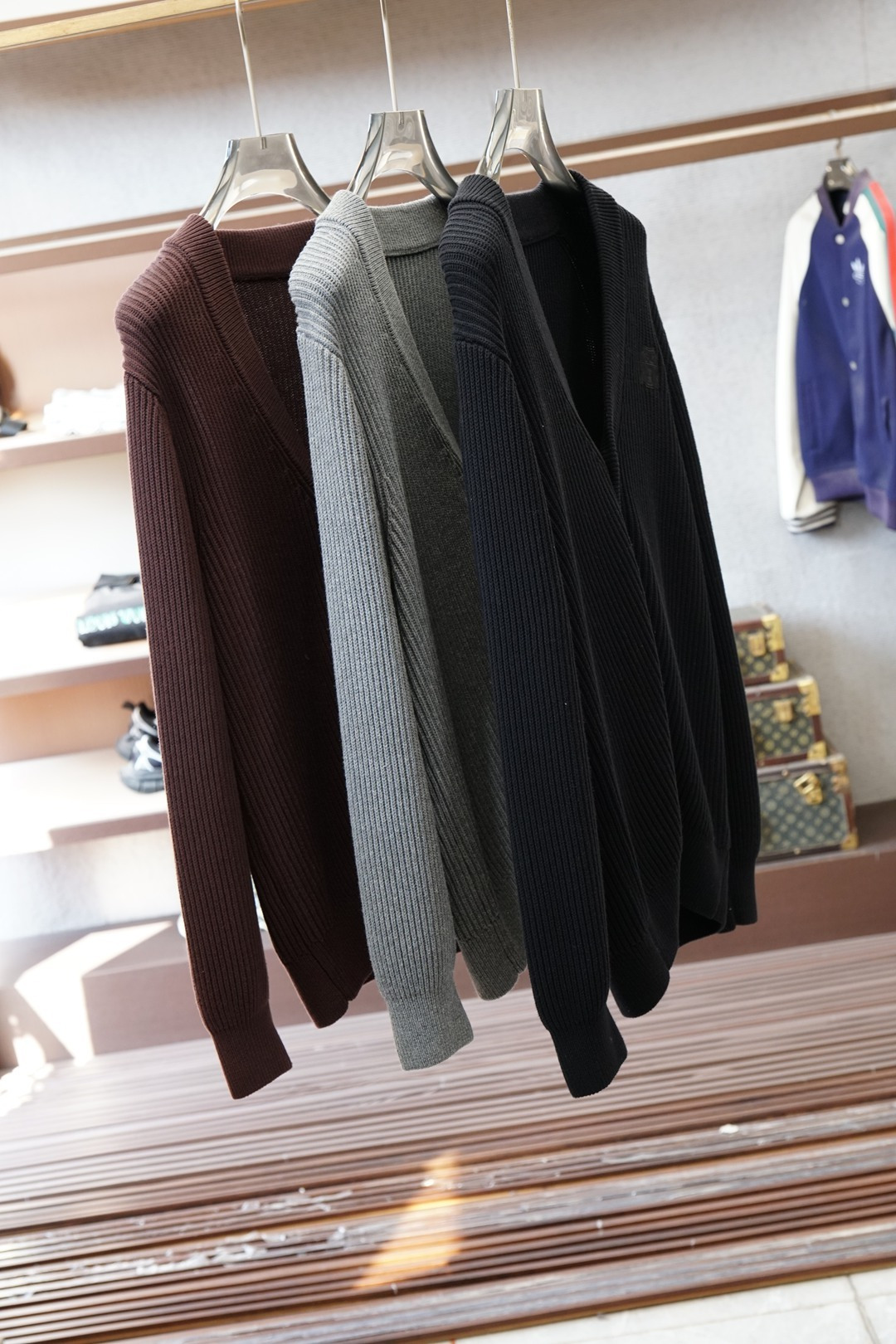 BC家 2025秋冬最新经典绣标男士加厚开衫毛衣，立体坑条纹理自带温润质感，利落V领衬得颈部线条更修长，