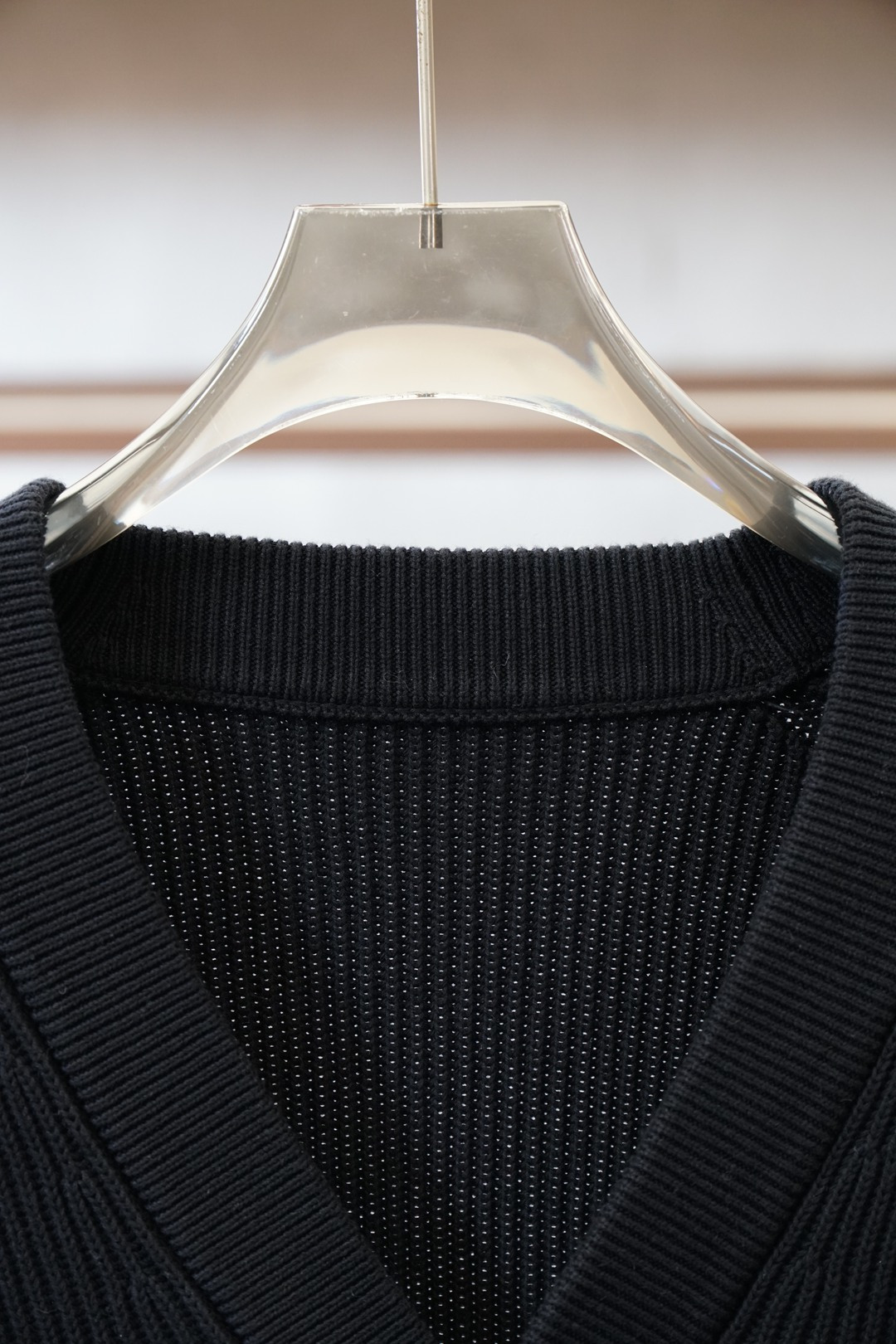 BC家 2025秋冬最新经典绣标男士加厚开衫毛衣，立体坑条纹理自带温润质感，利落V领衬得颈部线条更修长，