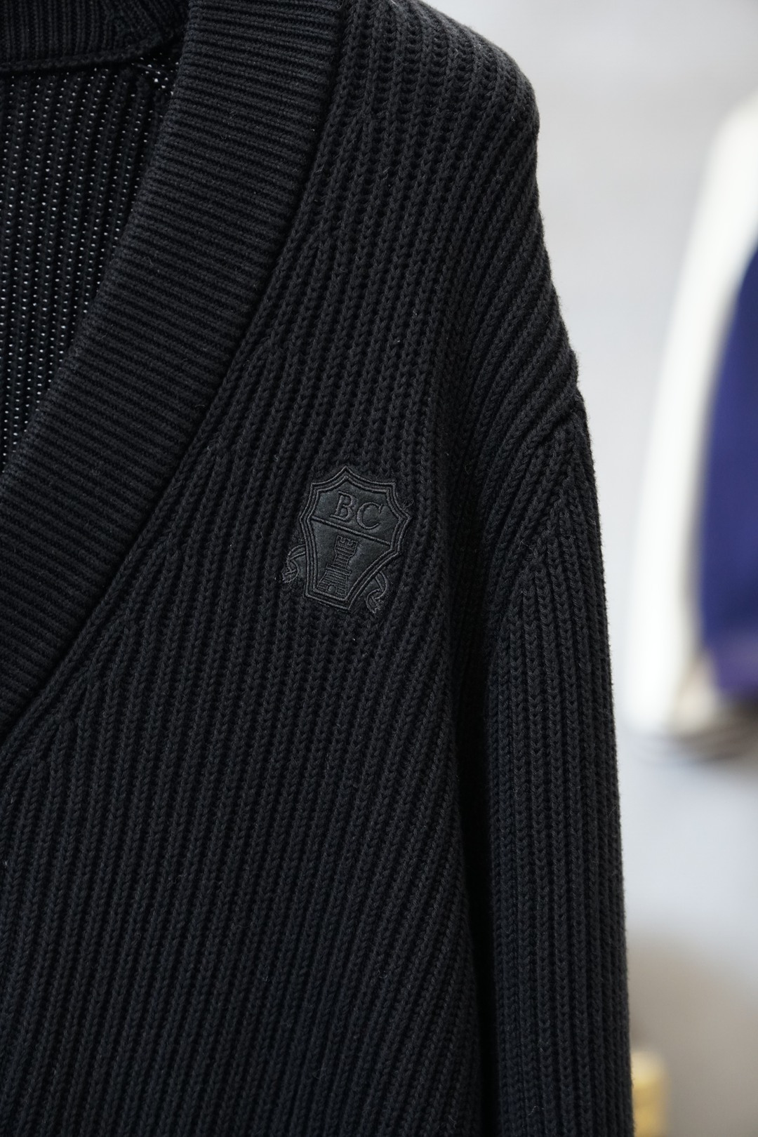 BC家 2025秋冬最新经典绣标男士加厚开衫毛衣，立体坑条纹理自带温润质感，利落V领衬得颈部线条更修长，