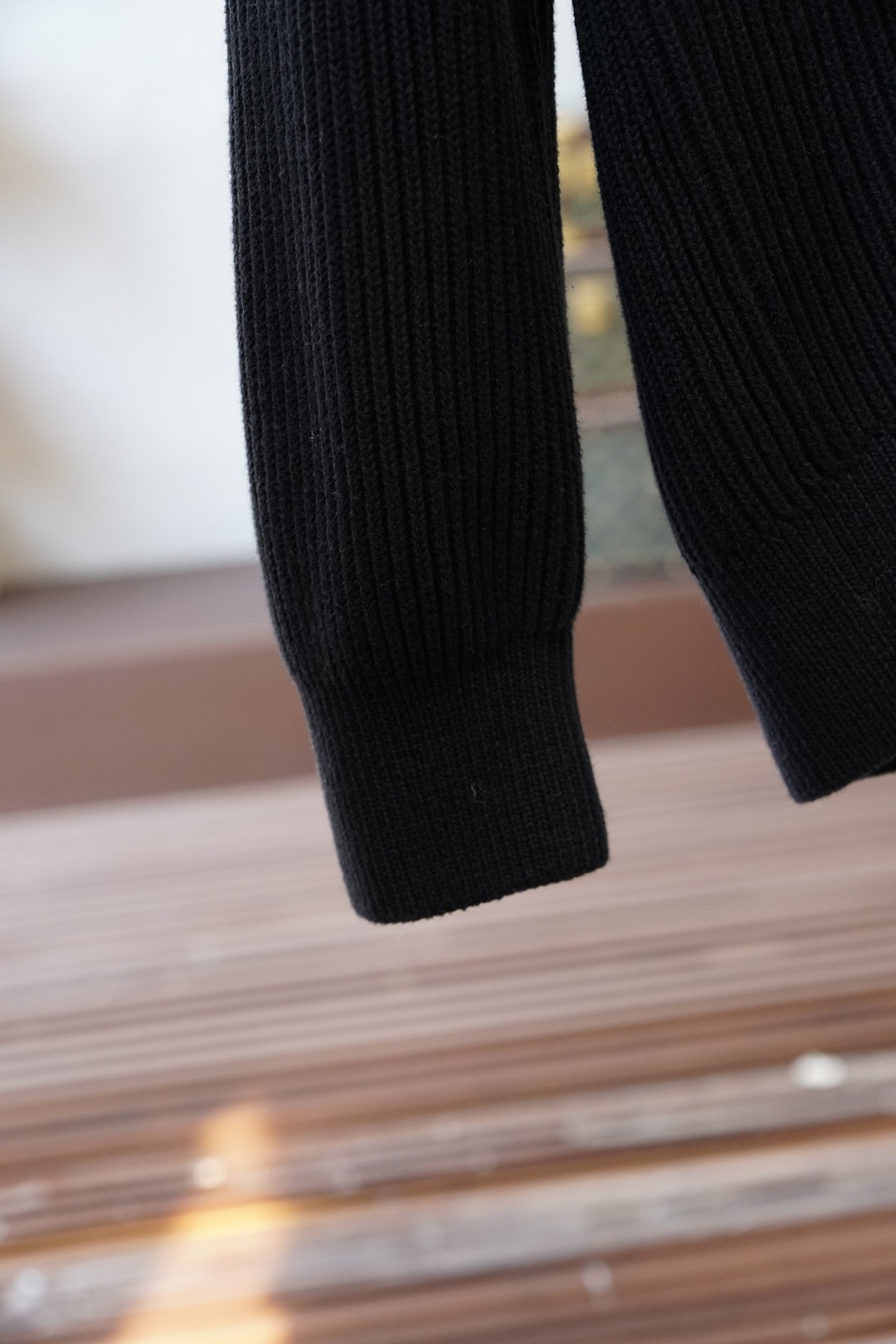 BC家 2025秋冬最新经典绣标男士加厚开衫毛衣，立体坑条纹理自带温润质感，利落V领衬得颈部线条更修长，