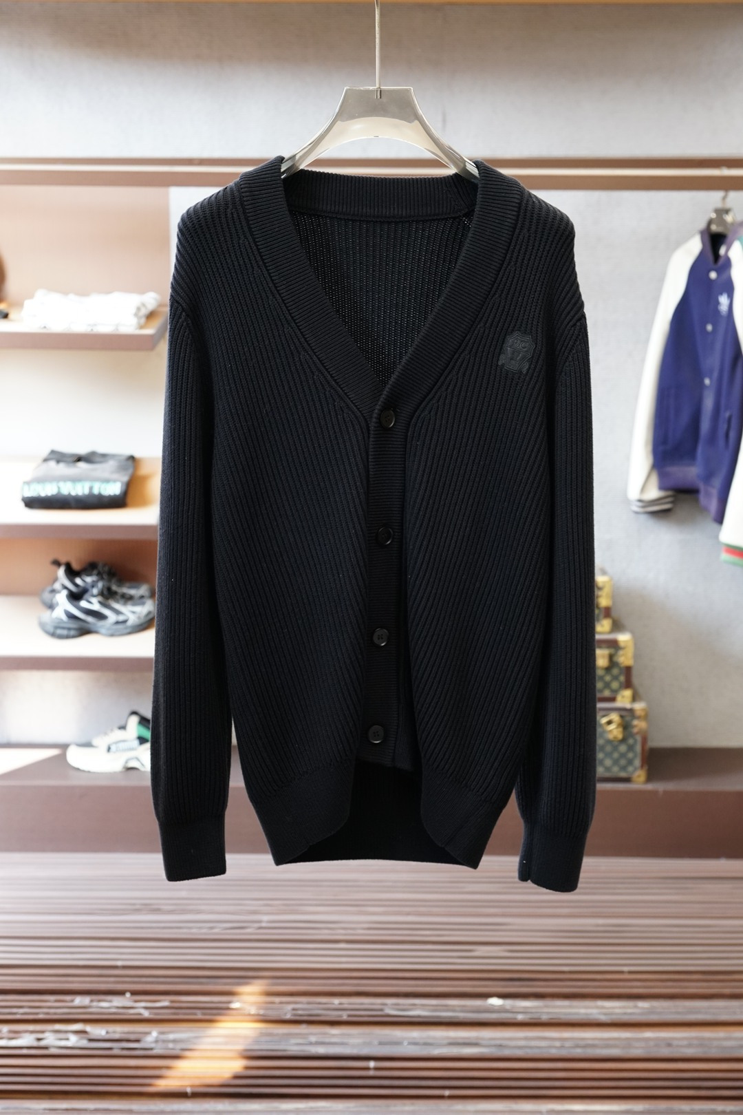 BC家 2025秋冬最新经典绣标男士加厚开衫毛衣，立体坑条纹理自带温润质感，利落V领衬得颈部线条更修长，