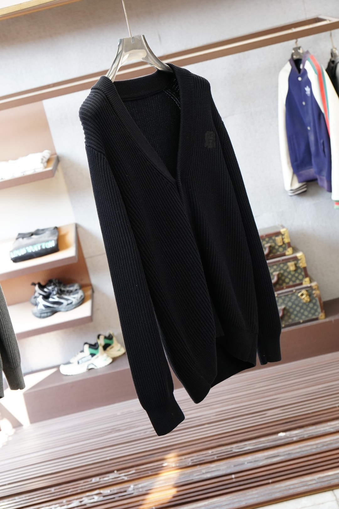 BC家 2025秋冬最新经典绣标男士加厚开衫毛衣，立体坑条纹理自带温润质感，利落V领衬得颈部线条更修长，