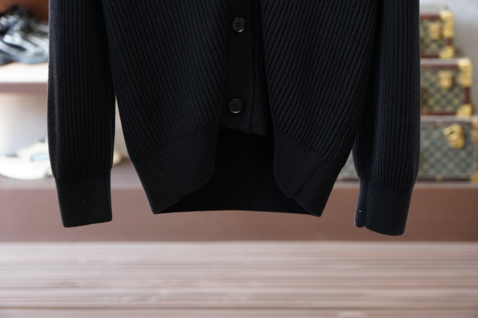 BC家 2025秋冬最新经典绣标男士加厚开衫毛衣，立体坑条纹理自带温润质感，利落V领衬得颈部线条更修长，