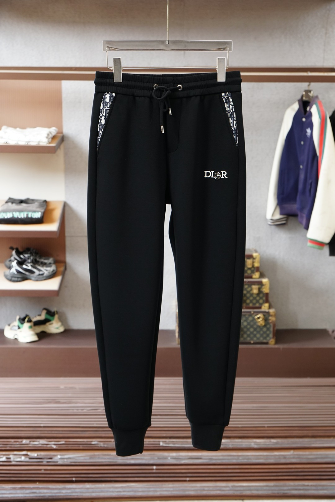 Prada普拉达-25秋冬 加厚🌟🌟束脚休闲裤意大利🇮🇹进口面料，🩷🩷最新款上身版型无敌正!绝对可以闭眼