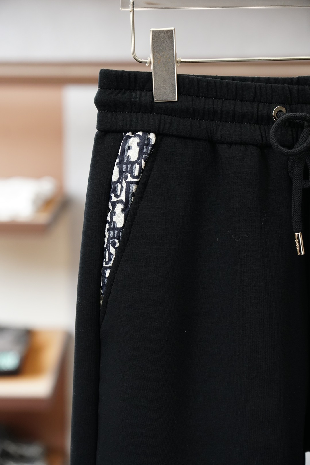 Prada普拉达-25秋冬 加厚🌟🌟束脚休闲裤意大利🇮🇹进口面料，🩷🩷最新款上身版型无敌正!绝对可以闭眼