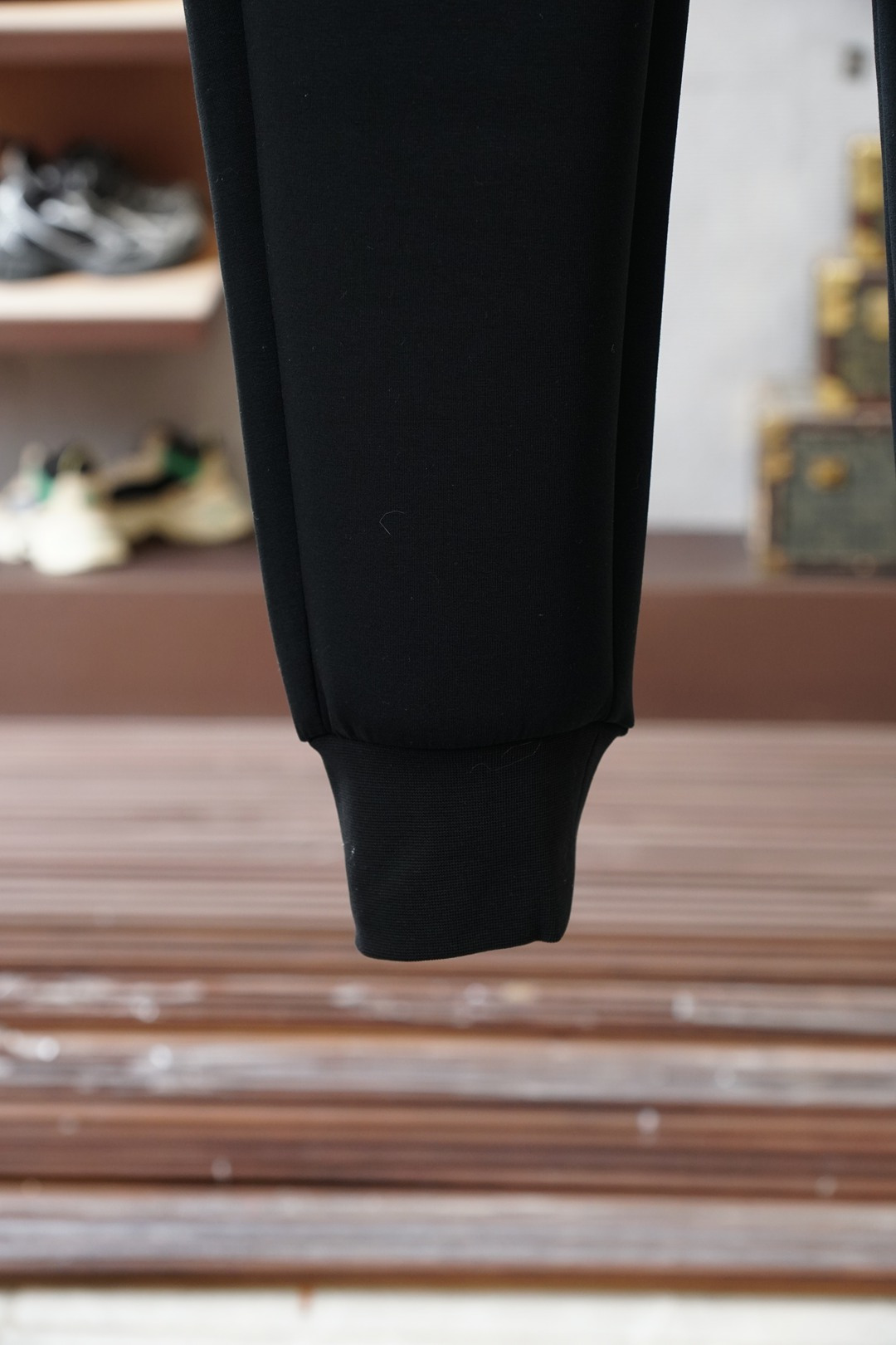 Prada普拉达-25秋冬 加厚🌟🌟束脚休闲裤意大利🇮🇹进口面料，🩷🩷最新款上身版型无敌正!绝对可以闭眼