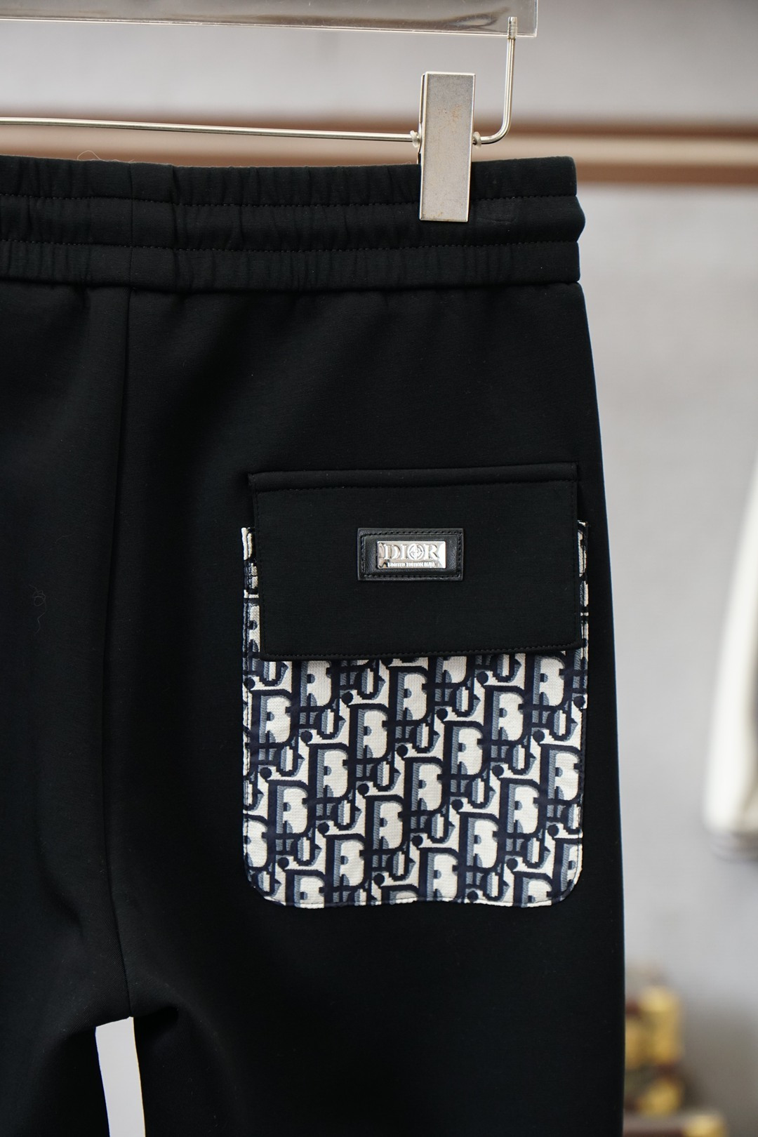 Prada普拉达-25秋冬 加厚🌟🌟束脚休闲裤意大利🇮🇹进口面料，🩷🩷最新款上身版型无敌正!绝对可以闭眼