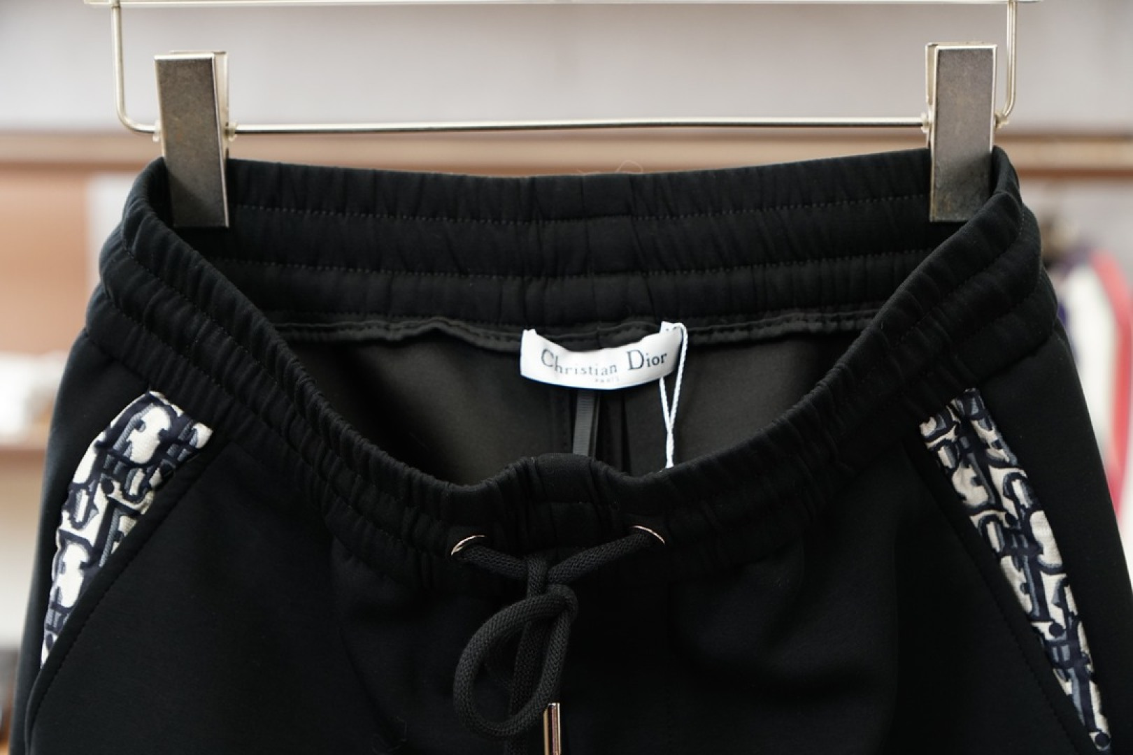 Prada普拉达-25秋冬 加厚🌟🌟束脚休闲裤意大利🇮🇹进口面料，🩷🩷最新款上身版型无敌正!绝对可以闭眼