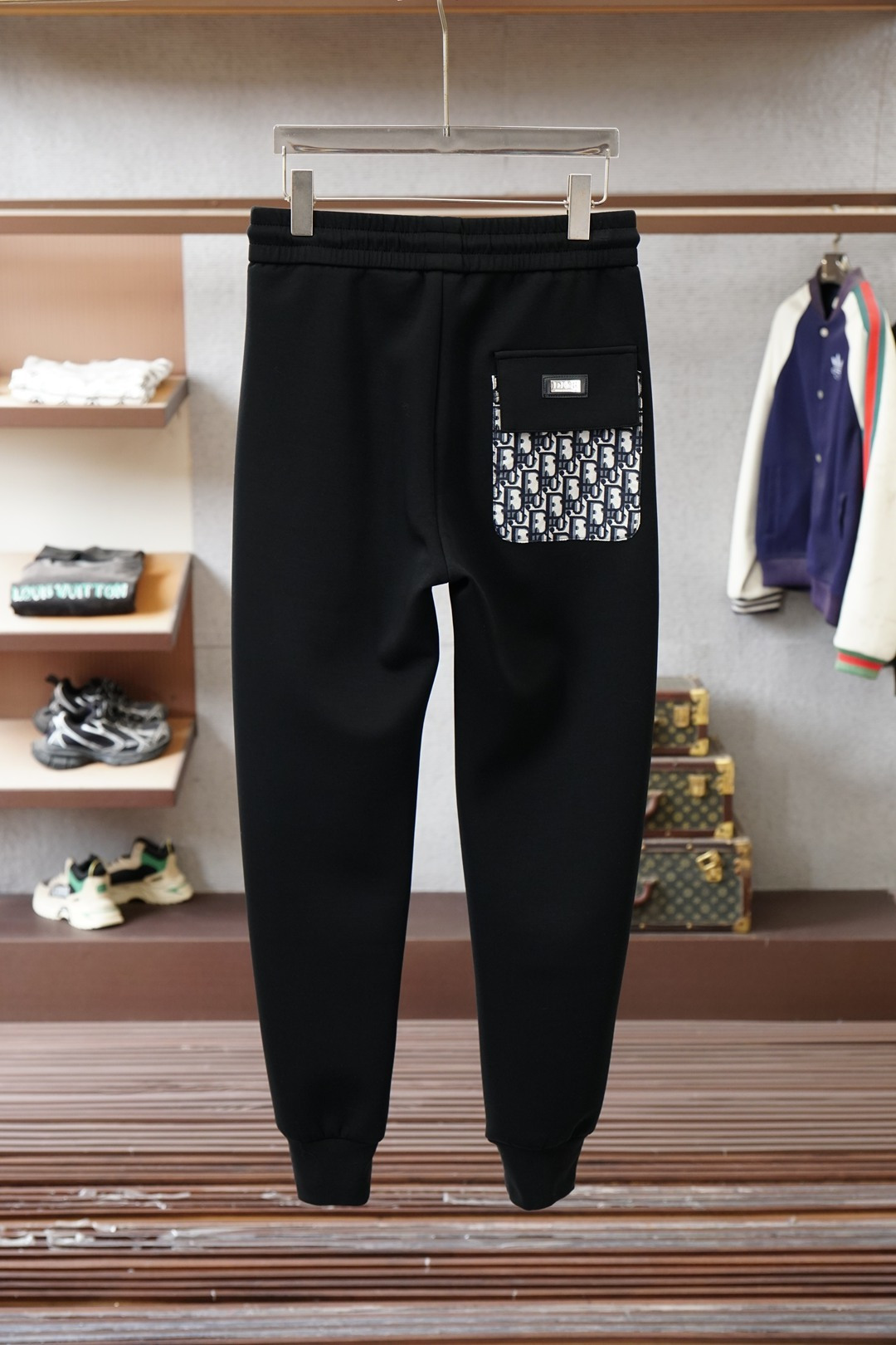 Prada普拉达-25秋冬 加厚🌟🌟束脚休闲裤意大利🇮🇹进口面料，🩷🩷最新款上身版型无敌正!绝对可以闭眼