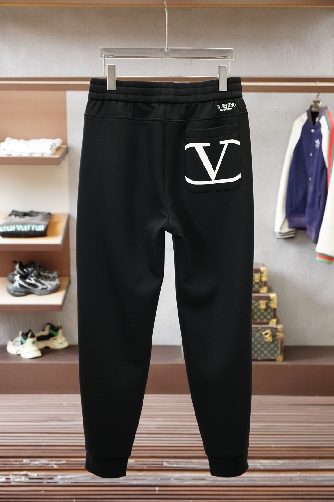 华伦天奴-25秋冬 加厚🌟🌟束脚休闲裤意大利🇮🇹进口面料，🩷🩷最新款上身版型无敌正!绝对可以闭眼收的一款